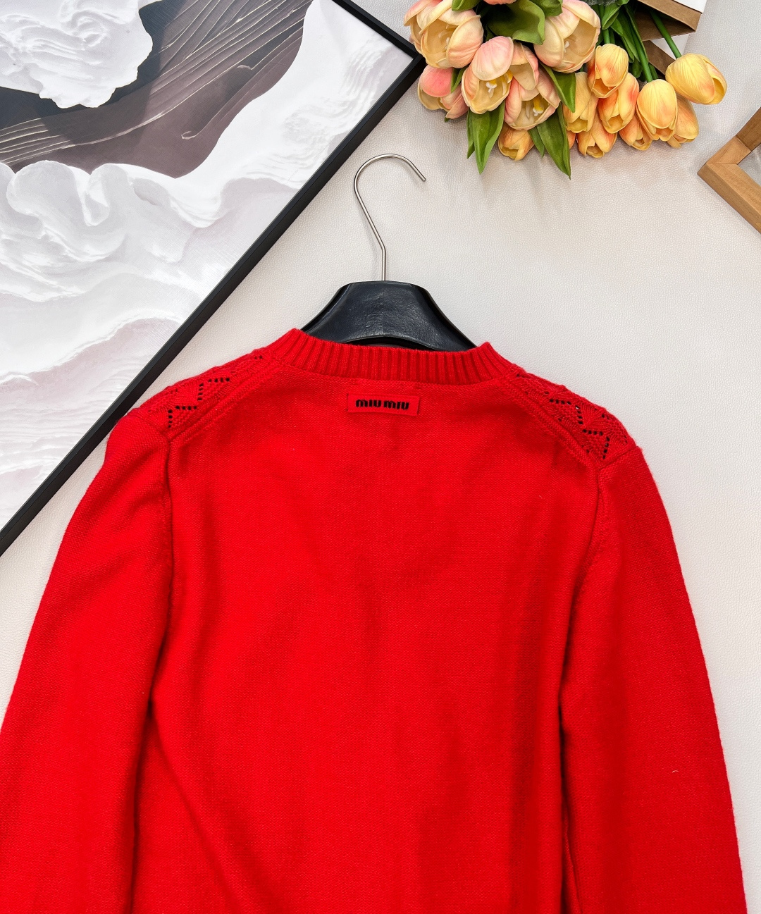 🆕Miu Miu 2026秋冬新年红镂空针织开衫，一抹明媚新年红，是点亮秋冬衣橱的氛围感神器！ 💖 细节