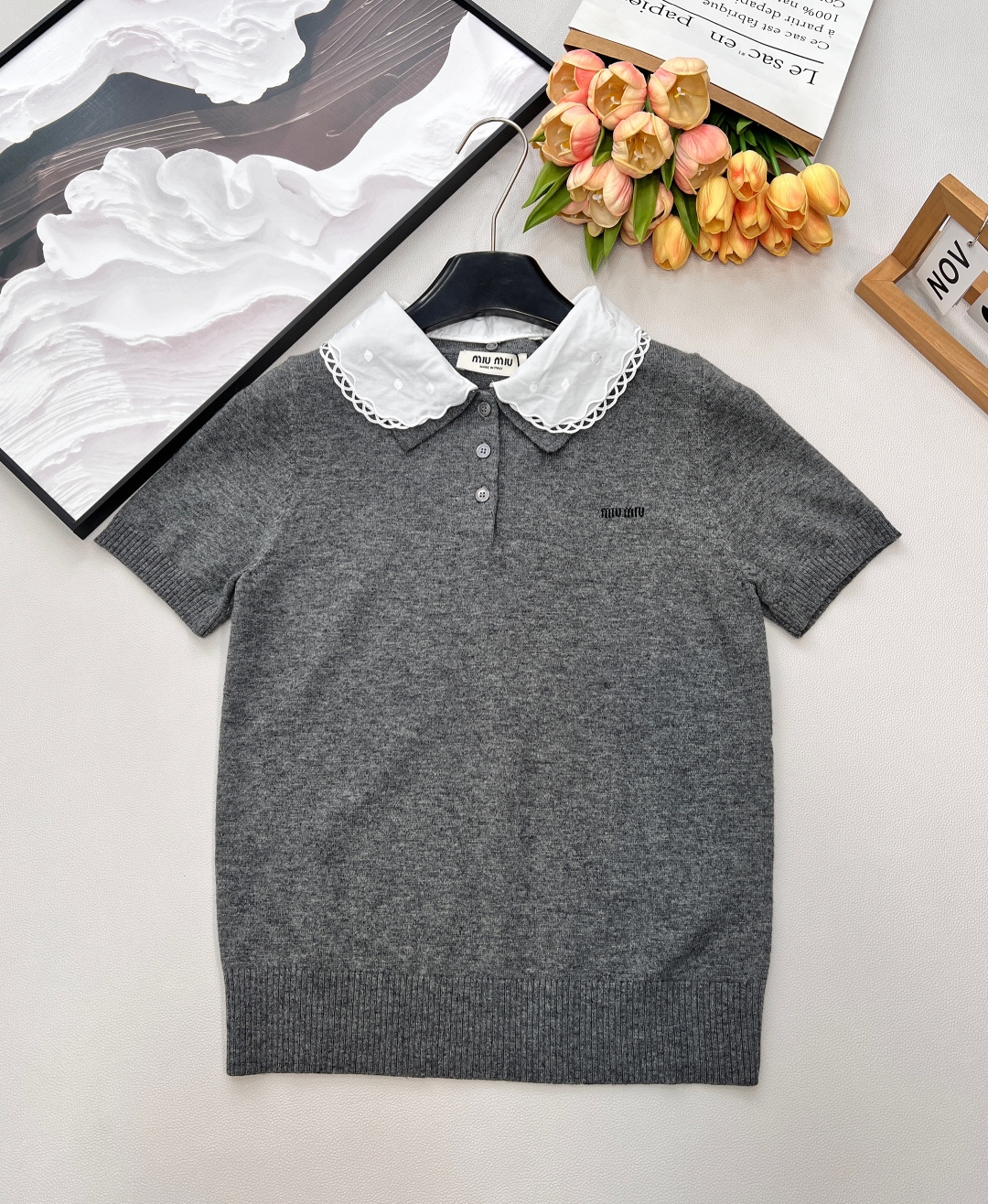 NO:716174,Miu Miu's new wool baby doll collar sweater is a sweet but not greasy preppy style item, an excellent choice to create a girly look!  Highlights of the details - Soft and waxy wool knitted fabric is made of fine gray wool, with a velvet feel and warmth. It is close to the skin and comfortable to wear. It is suitable for single wear in spring and autumn or layering in autumn and winter. - Double-layer doll collar design with contrasting colors and double-layer lace edge doll collar adds a retro sweet charm, instantly weakens the sense of maturity and has a perfect age-reducing effect. - Exquisite brand embroidery on the chest is discreetly embellished with the brand logo embroidery logo. The details highlight the quality, simplicity and recognition. -  The elastic fit ribbed edges and micro-elastic knitted material fit the body shape without being tight and are friendly to all body types. Pairing it with high-waisted jeans for daily use is a relaxed girly style, while pairing it with a pleated skirt is a standard college sweet girl look. Wearing a suit jacket or windbreaker can also balance formality and sweetness, and can be easily adapted to various scenes such as commuting, dating, afternoon tea, etc. All three standards are available, and large quantities are available. Sizes are sml compiled,,miumiu,skirts,jeans,jackets &  coats, business suits,19860909Miu Miu 新品羊毛娃娃领针织衫,甜而不腻的学院风单品,是打造少女感的绝佳选择！ 细节亮点 - 软糯羊毛针织采用细腻的灰色羊毛面料,自带绒感暖意,贴身穿亲肤舒适,春秋单穿、秋冬叠穿都适配. - 双层娃娃领设计撞色拼接双层蕾丝边娃娃领,增添复古甜美元气,瞬间弱化成熟感,减龄效果满分. - 精致品牌刺绣胸前低调点缀品牌标识刺绣徽标,细节处彰显品质,简约又不失辨识度. - 弹力合身版型罗纹收边搭配微弹针织料,贴合身形不紧绷,对各种身材都很友好.日常搭配高腰牛仔裤是松弛感少女风,配百褶裙则是标准学院甜妹造型. 叠穿西装外套或风衣也能平衡正式感与甜美感,轻松适配通勤、约会、下午茶等多种场景,三标齐全,大货出 尺码sml 编,,miumiu,skirts,jeans,jackets & coats,business suit,,Women's clothing