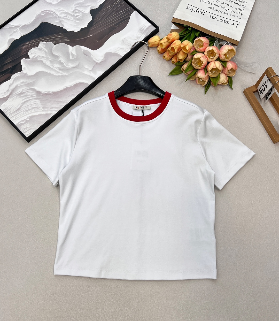 NO:716168,Ports 26Ss early spring new solid color contrast collar pony pendant short-sleeved T-shirt | Exclusively developed by yb!  High quality production!  With pure white as the base and fiery red as the contrasting collar, it reshapes the classic college style. The fine cotton material is skin-friendly and breathable, and the loose shoulder design is suitable for various body shapes. The drawstring design on the back and the pony pendant are the finishing touches - the adjustable drawstring adds a casual feel.  The red and white pony pendant echoes the contrasting color of the collar, showing off the ingenuity in a low-key way. Whether it is paired with jeans to create a relaxed feel for daily life, or combined with a skirt to express elegance and vitality, it can become a versatile and textured item in the early spring wardrobe. It has three standards and is available in large quantities.  Size sml,,skirts,jeans,T-shirt,tees,t-shirt,19860909Ports 26Ss早春新款净色撞色领小马吊坠短袖T恤丨独家yb开发！高版出品！以纯净白为底,炽热红为撞色领边,重塑经典学院风.细腻棉料亲肤透气,宽松落肩版型适配多元身形,后身的抽绳设计与小马吊坠是点睛之笔——可调节抽绳增添随性感,红白色小马吊坠呼应领口撞色,低调彰显巧思.无论是搭配牛仔裤打造松弛感日常,还是与半裙组合诠释优雅活力,都能成为早春衣橱里的百搭质感单品,三标齐全,大货出 尺码sml 编,,skirts,jeans,T-shirt,tees，t-shirt,,Women's clothing