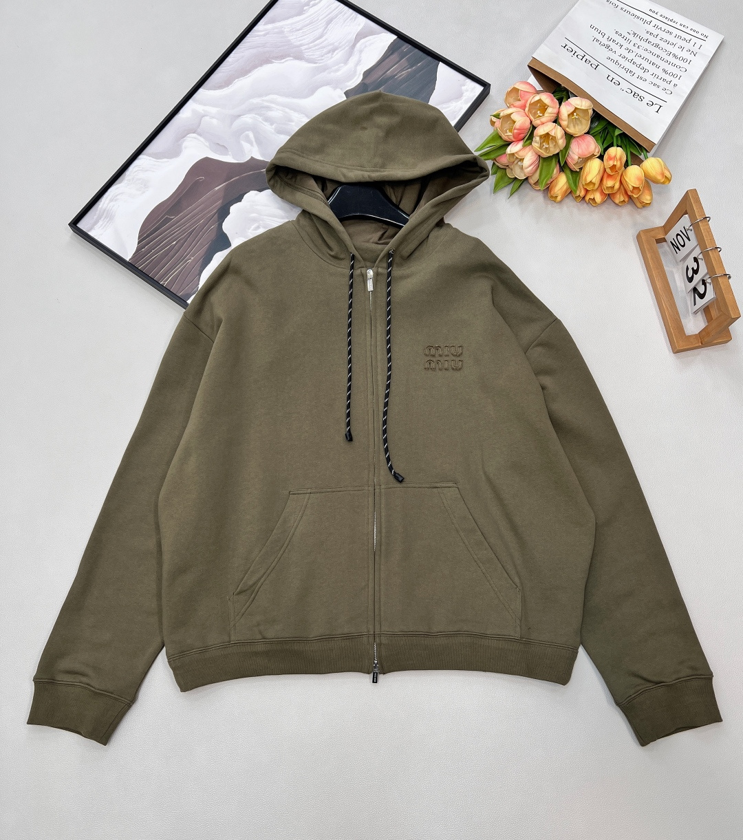 NO:716591,Miumiu26Ss early spring new style olive green loose zipper hooded sweatshirt jacket + drawstring shorts set丨exclusively developed by yb!  Top quality production!  Loose hooded sweatshirt with drawstring shorts, pure cotton with a soft waxy feel, low saturation color with a sense of luxury. Metal zipper + letter patch embroidered logo hidden details, sweet, cool and relaxed, one-click to capture the early spring atmosphere, complete with three standards, large shipments, size sml jacket weaving,,miumiu,hoodie,sweatshirts,shorts,jackets & coats,hats,19860909Miumiu26Ss早春新款橄榄绿宽松版拉链连帽卫衣外套+抽绳短裤套装丨独家yb开发！顶级高版出品！宽松连帽卫衣配抽绳短裤,纯棉软糯触感,低饱和色系自带高级感.金属拉链+字母贴布绣徽标暗藏细节,甜酷松弛,一键拿捏早春氛围感,三标齐全,大货出 尺码sml 外套编,,miumiu,hoodie,sweatshirts,shorts,jackets & coats,hats,,Women's clothing