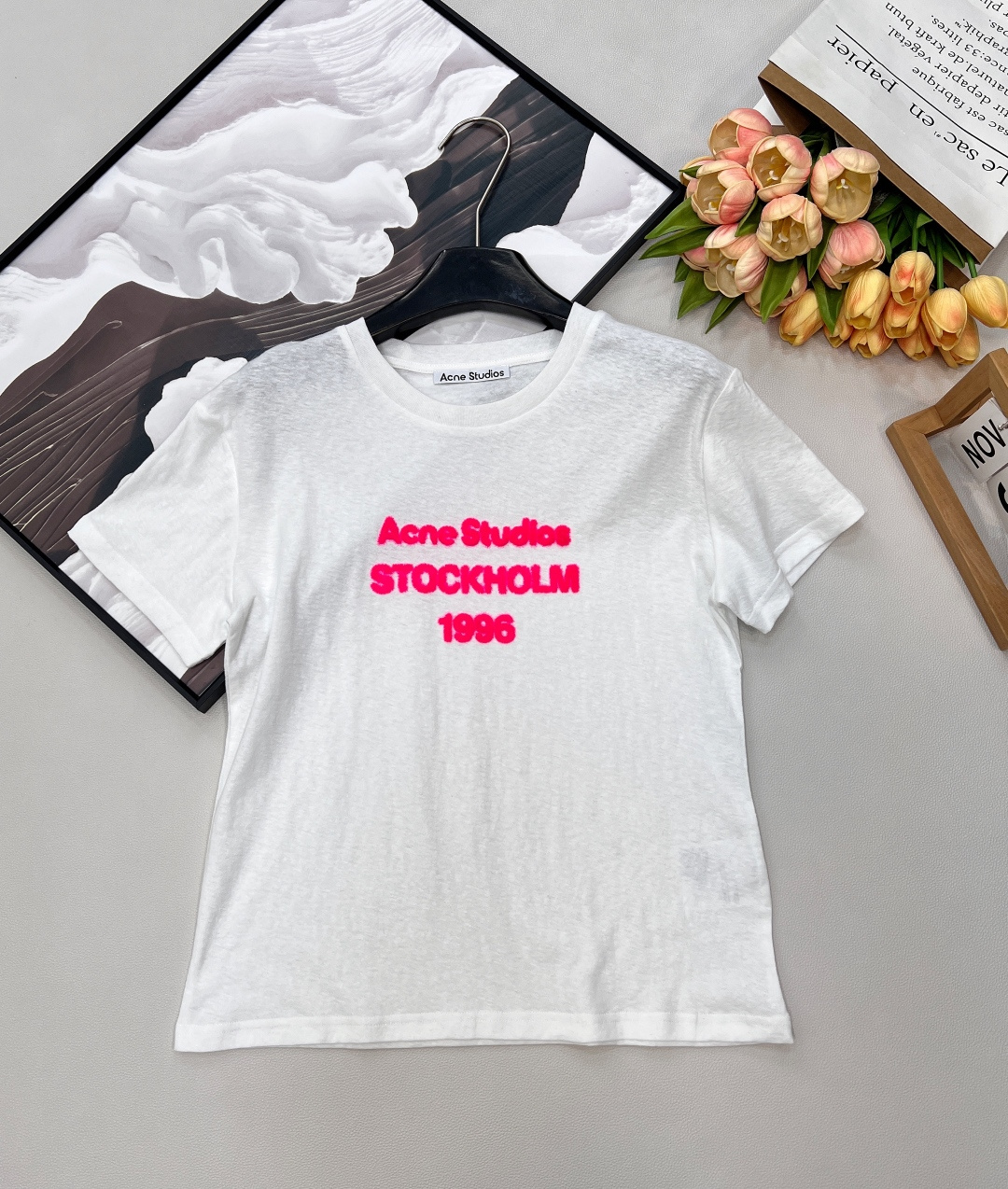 NO:716585,Acne studios26Ss limited new 1996 letter print flocked short-sleeved T-shirt丨exclusively developed by yb!  Top quality production!  The classic white/black background color highlights the eye-catching rose red flocking letters, and the three-dimensional flocking texture makes the printing more textured, breaking the monotony of the basic T-shirt. The soft cotton fabric is skin-friendly and breathable, and the short slim fit just outlines the waist and abdomen lines, and is worn with wide-legged cowboys.  Jeans are a casual Nordic street style, and paired with a skirt, they can unlock a sweet and cool girly feeling. The 1996 limited edition logo hides the brand's ingenuity. One piece can become the finishing touch of an early spring outfit. The atmosphere of a niche and non-contrasting style can be directly grasped ~ Complete with three standards, large quantities are shipped  Size sml code,acne studios,dior,skirts,jeans,T-shirt,tees,t-shirt,19860909Acne studios26Ss限定新款1996字母印花植绒短袖T恤丨独家yb开发！顶级高版出品！经典的白/黑底色撞亮眼玫红植绒字母,立体的植绒纹理让印花更有质感,打破基础款T恤的单调.软乎乎的棉质面料亲肤又透气,短款修身剪裁刚好勾勒出腰腹线条,搭阔腿牛仔裤是随性的北欧街头风,配半身裙又能解锁甜酷少女感.1996限定标识暗藏品牌巧思,一件就能成为早春穿搭的点睛之笔,小众不撞款的氛围感直接拿捏～三标齐全,大货出 尺码sml 编码,,acne studios,dior,skirts,jeans,T-shirt,tees，t-shirt,,Women's clothing