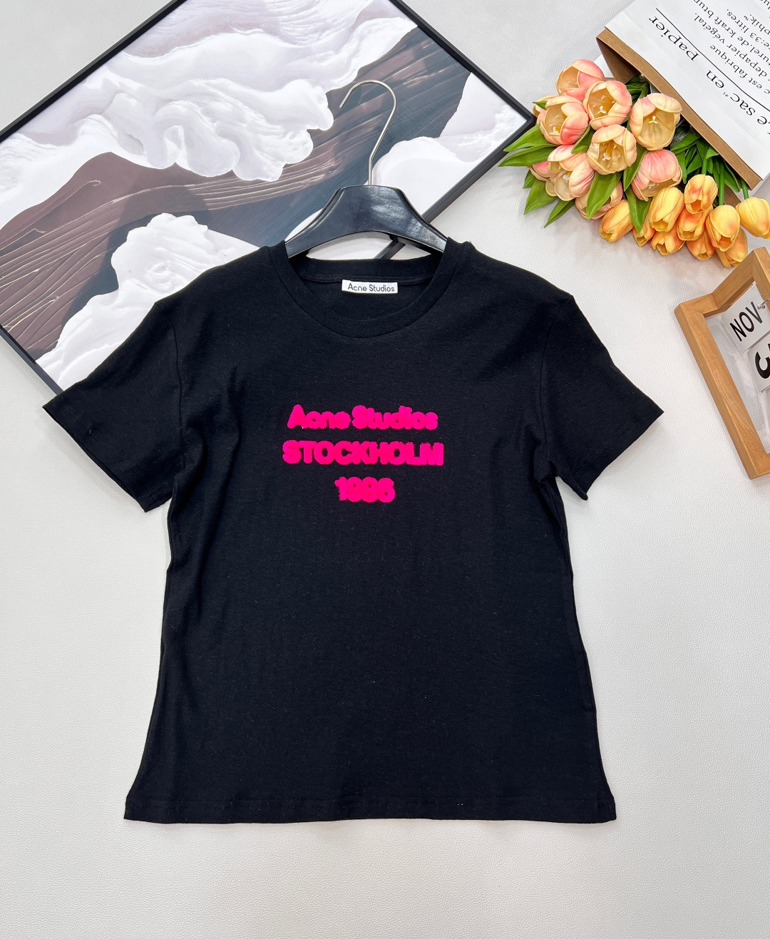 NO:716581,Acne studios26Ss limited new 1996 letter print flocked short-sleeved T-shirt丨exclusively developed by yb!  Top quality production!  The classic white/black background color highlights the eye-catching rose red flocking letters, and the three-dimensional flocking texture makes the printing more textured, breaking the monotony of the basic T-shirt. The soft cotton fabric is skin-friendly and breathable, and the short slim fit just outlines the waist and abdomen lines, and is worn with wide-legged cowboys.  Jeans are a casual Nordic street style, and paired with a skirt, they can unlock a sweet and cool girly feeling. The 1996 limited edition logo hides the brand's ingenuity. One piece can become the finishing touch of an early spring outfit. The atmosphere of a niche and non-contrasting style can be directly grasped ~ Complete with three standards, large quantities are shipped  Size sml,acne studios,dior,skirts,jeans,T-shirt,tees,t-shirt,19860909Acne studios26Ss限定新款1996字母印花植绒短袖T恤丨独家yb开发！顶级高版出品！经典的白/黑底色撞亮眼玫红植绒字母,立体的植绒纹理让印花更有质感,打破基础款T恤的单调.软乎乎的棉质面料亲肤又透气,短款修身剪裁刚好勾勒出腰腹线条,搭阔腿牛仔裤是随性的北欧街头风,配半身裙又能解锁甜酷少女感.1996限定标识暗藏品牌巧思,一件就能成为早春穿搭的点睛之笔,小众不撞款的氛围感直接拿捏～三标齐全,大货出 尺码sml 编,,acne studios,dior,skirts,jeans,T-shirt,tees，t-shirt,,Women's clothing