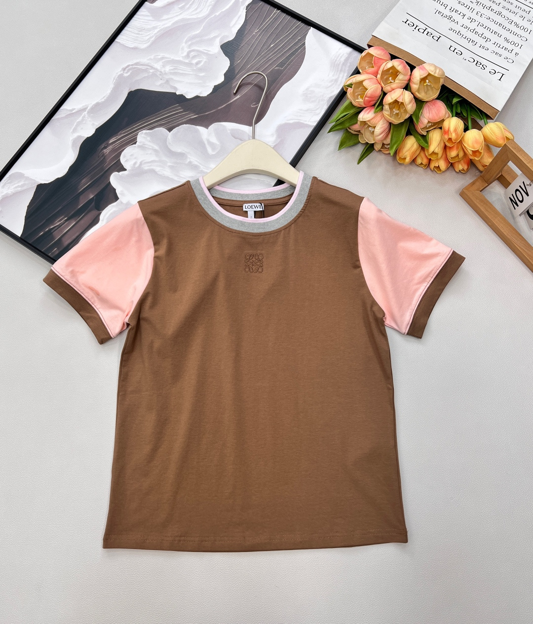 NO:716859,LOEWE logo embroidered color block short-sleeved slim T-shirt, low-key luxury, detail first - LOEWE's classic logo is embellished with exquisite embroidery, showing high-end texture in simplicity. The latest basic logo T-shirt Contrast color design - smart tailoring modifies the shoulder line, adding playful elegance, easily creating an effortless fashion sense. Slim fit, comfortable fit  ——Using lightweight cotton jersey fabric, it feels soft, comfortable, breathable and skin-friendly, outlines a smooth figure, and is stylish in daily wear. Minimalism, versatile tool ——Solid color base with brand logo, whether it is high-waisted bottoms or casual jackets, it can be easily controlled and unlocked various styles. Three-dimensional logo embroidery on the chest is simple and fashionable, the upper body is simple and high-end, three standards are complete, and large quantities are shipped. Size sml coding, loewe, jackets &  coats,T-shirt,tees,t-shirt,19860909LOEWE 徽标刺logo拼色短袖修身T恤, 低调奢华,细节至上 —— LOEWE 经典徽标以精致刺绣点缀,简约中彰显高级质感. 最新款基础logoT恤 撞色设计 —— 灵动剪裁修饰肩线,增添俏皮优雅,轻松打造不费力的时髦感.  修身版型,舒适贴合 ——采用轻盈棉质平纹针织面料,手感柔软舒适透气亲肤,勾勒流畅身形,日常穿搭亦显格调.  极简主义,百搭利器 —— 纯色基底搭配品牌标识,无论是高腰下装还是休闲外套,都能轻松驾驭,解锁多样风格.  胸口饰立体logo徽标刺绣 简单时髦,上身简单又高级,三标齐全,大货出 尺码sml 编码,,loewe,jackets & coats,T-shirt,tees，t-shirt,,Women's clothing