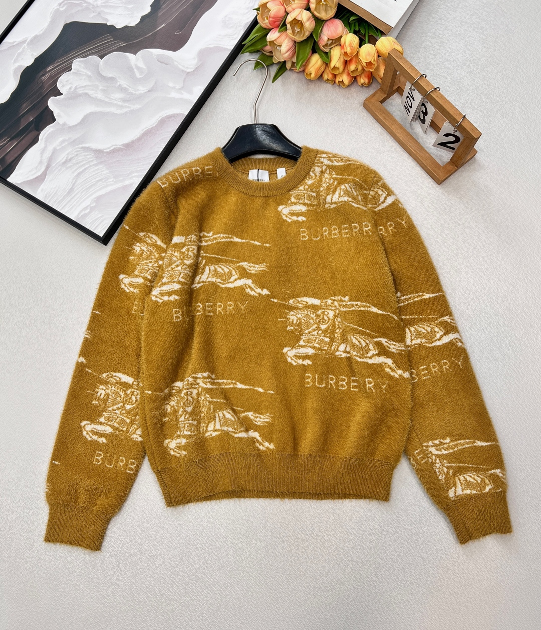 NO:716853,BURBERRY's new war horse wool crew neck sweater. B's innate restraint and cautious aesthetics are embedded in the core of the brand. The soft wool material, classic design and version, and the right exquisite knight jacquard are the finishing touch, turning the ordinary into vividness. It is more about the pursuit and satisfaction of life in East Asian culture, and it is also the most positive side of cultural genes. The festival is here, dress up and go out, it is a must-have item for the Spring Festival and New Year!  The must-have style every year is here. The basics are simple and easy to match. It is a classic and attractive style ~ it looks fashionable when worn alone. It is ok to wear alone or layered. It is warm and comfortable ~ complete with three standards and shipped in large quantities. Sizes are sml, burberry, sweaters,19860909BURBERRY 新款战马羊毛圆领针织衫毛衣,b家与生俱来的克制和谨慎的审美被嵌入品牌的内核,柔软的羊毛材质,经典的设计和版型,恰到好处的精美骑士提花如画龙点睛,变平凡为生动,更多的是东亚文化里的那份对生活的追求和满足,也是文化基因中最为积极的一面,佳节已到,盛装出行,春节新年必备单品！ 每一年都必备的款式来了 基础简单好搭配 属于经典耐看的款式～穿上就是时髦精 单穿叠穿都ok 保暖舒适～三标齐全,大货出 尺码sml 编,,burberry,sweaters,,Women's clothing