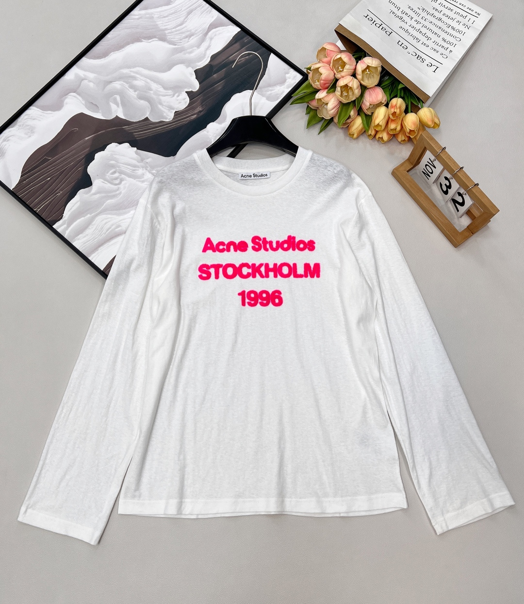 NO:716855,Acne studios26Ss limited new 1996 letter long-sleeved T-shirt | Exclusive high-end version!  The flocking printing process makes the letters three-dimensional and textured, getting rid of the monotony of flat printing. The soft and skin-friendly fabric is super comfortable on the upper body, and the slightly loose tailoring is not flattering on the figure. The white style is fresh and the black style is cool. It can be worn with jeans or overalls for a simple and high-end feel. It is a must-have and versatile item in spring and summer. Three standards are complete, and large quantities are shipped. Sizes sml code, Acne studios, dior, jeans, tees, t-shirt,19860909Acne studios26Ss限定新款1996字母长袖T恤丨独家高版出品！植绒印花工艺让字母立体有质感,摆脱平面印花的单调.软糯亲肤的面料上身超舒适,微宽松的剪裁不挑身材,白款清新、黑款酷飒,搭配牛仔裤或工装裤都能穿出简约高级感,春夏必备的百搭单品.三标齐全,大货出 尺码sml 编码,,acne studios,dior,jeans,tees，t-shirt,,Women's clothing