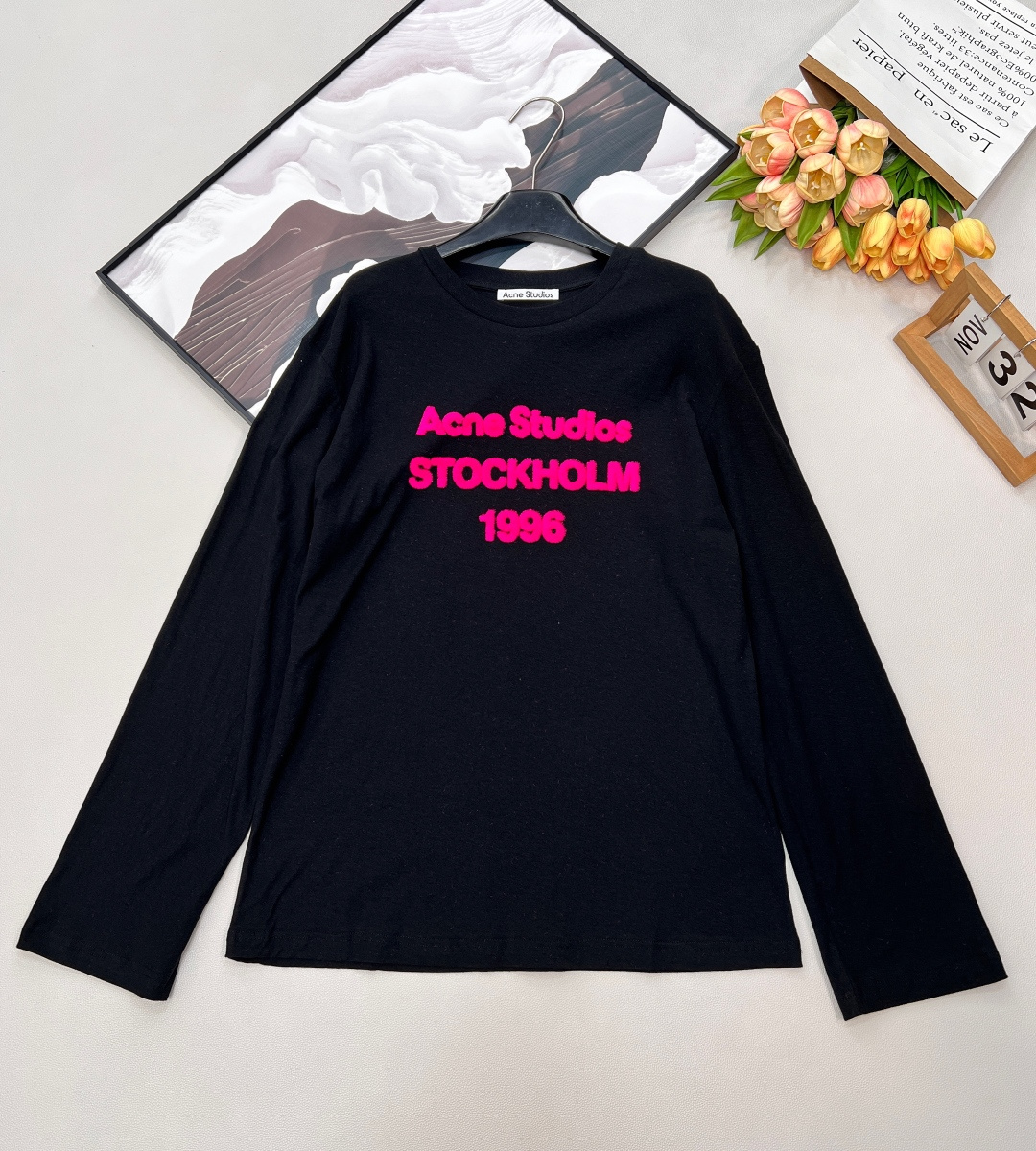 NO:716849,Acne studios26Ss limited new 1996 letter long-sleeved T-shirt | Exclusive high-end version!  The flocking printing process makes the letters three-dimensional and textured, getting rid of the monotony of flat printing. The soft and skin-friendly fabric is super comfortable on the upper body, and the slightly loose tailoring is not flattering on the figure. The white style is fresh and the black style is cool. It can be worn with jeans or overalls for a simple and high-end feel. It is a must-have and versatile item in spring and summer. Three standards are complete, and large quantities are shipped. Sizes sml code, Acne studios, dior, jeans, tees, t-shirt,19860909Acne studios26Ss限定新款1996字母长袖T恤丨独家高版出品！植绒印花工艺让字母立体有质感,摆脱平面印花的单调.软糯亲肤的面料上身超舒适,微宽松的剪裁不挑身材,白款清新、黑款酷飒,搭配牛仔裤或工装裤都能穿出简约高级感,春夏必备的百搭单品.三标齐全,大货出 尺码sml 编码,,acne studios,dior,jeans,tees，t-shirt,,Women's clothing