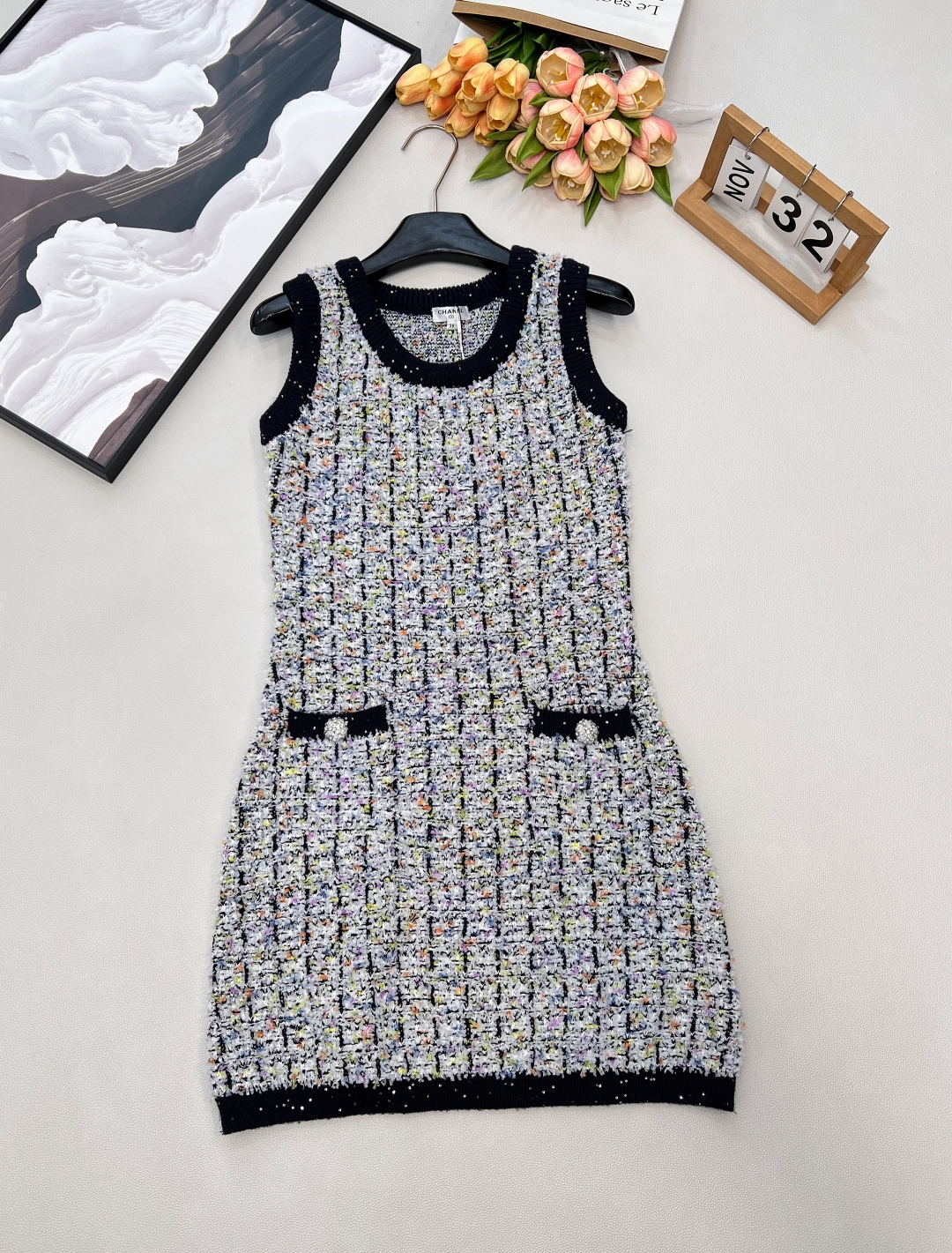 NO:717231,CHANEL26 Early Spring Colorful Knitted Vest Dress This dress is the answer to your early spring wardrobe. The round neck design is gentle and tolerant, outlining the elegant neck line; the contrasting color binding continues the classic Xiaoxiang style, with high-level recognition. Highlights of the details - Mixed texture of purple pink, pink brown, black and silver mixed yarn, weaving a delicate and mottled visual layer, and comes with a soft light filter. -  Fine sequins are hidden in the sequin-embellished yarn, which reflects the shimmer when you move around. It is low-key but eye-catching. - The bow brooch on the three-dimensional decorative chest is the finishing touch, and the detachable design allows you to switch the look at will. - The small contrasting pockets on both sides of the playful pocket skirt are both practical and decorative, adding a smart atmosphere. The sleeveless cut is suitable for layering in early spring. It can be worn alone or paired with a suit or coat.  The A-line skirt is loose and covers the flesh, with a casual sense of sophistication. Whether it is an afternoon tea date or commuting, it can easily make you the center of attention. Complete with three standards and three colors. Sizes sml, chanel, skirts, business suit, brooch, breastpin,19860909CHANEL26早春彩色针织背心连衣裙这件连衣裙就是你早春衣橱的心动答案. 圆领设计温柔包容,勾勒优雅颈部线条；撞色包边延续经典小香风格,自带高级辨识度. 细节亮点 - 混色肌理紫粉、粉棕、黑银三色混纱,织就细腻斑驳的视觉层次,自带柔光滤镜. - 亮片点缀纱线中暗藏细闪亮片,走动间折射细碎光泽,低调却足够吸睛. - 立体装饰胸前的蝴蝶结胸针是点睛之笔,可拆卸设计让造型随心切换. - 俏皮口袋裙身两侧的撞色小口袋,兼具实用性与装饰感,增添灵动气息. 无袖剪裁适配早春叠穿,单穿清爽、外搭西装或大衣都能出彩. A字裙型宽松遮肉,休闲中透着精致感,无论是下午茶约会还是通勤出行,都能让你轻松成为焦点.三标齐全,三色出 尺码sml 编,,chanel,skirts,business suit,brooch，breastpin,,Women's clothing