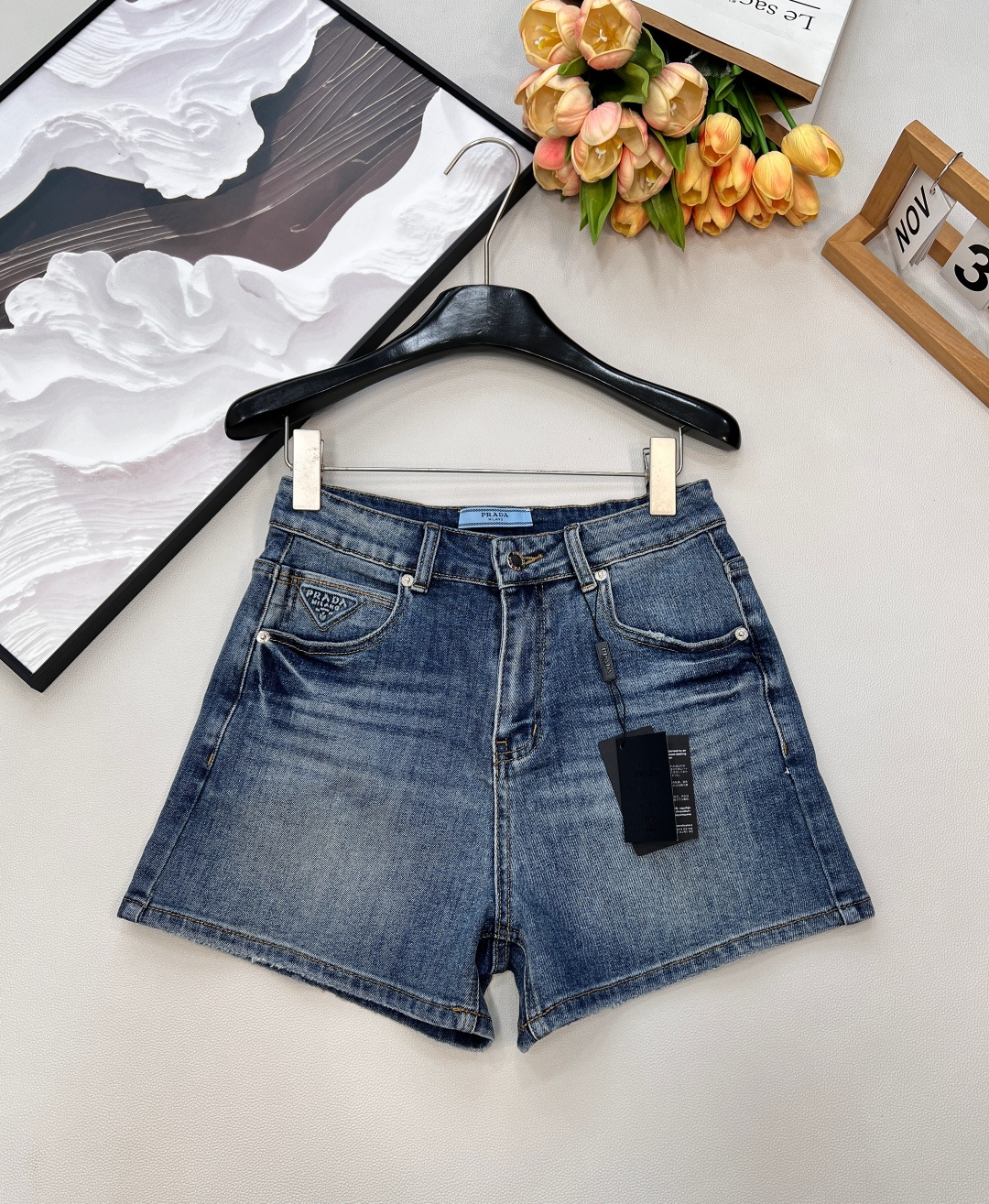 NO:717225,PRADA's new letter logo pocket laminated triangle logo jeans, super nice denim blue, pocket laminated triangle logo design, the pattern has been adjusted many times, the upper body shows the body advantage, not tight or stuck, the fabric is slightly stretchy, customized hardware accessories, complete with three labels!  Size sml code P,,prada,jeans,19860909PRADA新款字母徽标口袋压胶三角标牛仔裤,超级好看的牛仔蓝,口袋压胶三角标设计,版型经过多次调整,上身很显身材优势,不紧绷 不卡档,面料是有点微弹力,定制五金配件,三标齐全！ 尺码sml 编码P,,prada,jeans,,Women's clothing