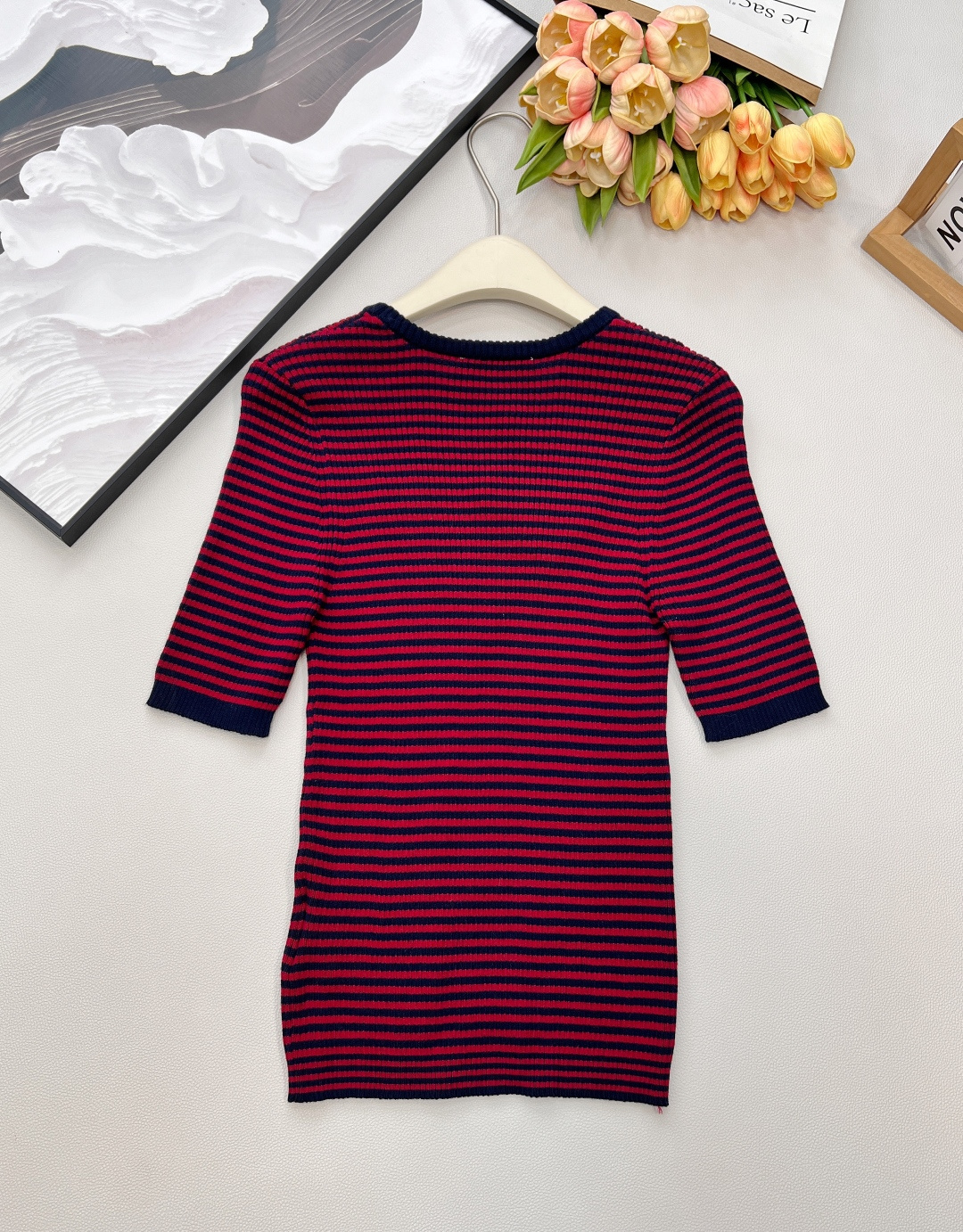 NO:717239,PRADA Contrast stripe letter crochet sweater, high-end contrast stripe slim-fitting short knitted top. Customized yarn is delicate and comfortable, very refreshing feeling. Positioned Kanhua logo temperament small round neck contrasting design minimalist style, fashionable and elegant!  The pit craftsmanship, the classic version is not picky. The mid-sleeves are so fragrant and beautiful for those with fat shoulders~ Sisters with fat upper bodies must try it on the upper body. The slim fit version covers the flesh and is perfect for slimming the figure. The color-blocked stripe design is really advanced!  The soft and waxy fabric makes you look slimmer and slimmer~ Complete with three standards, large quantity shipped, size sml code, prada,19860909PRADA 撞色条纹字母钩花针织衫,高级撞色条纹修身小短款针织上衣 定制的纱线细腻舒服,很清爽的感觉 定位崁花logo气质小圆领撞色 设计极简风,时髦优雅！坑条工艺,经典版型不挑人 中袖对于肩膀有肉的人,实在是太香太美好了~ 上半身有肉肉的姐妹,一定要上身试一下 修身版型巨遮肉 修身身材一绝 拼色条纹设计真的很高级！软软糯糯面料显瘦显身材～三标齐全,大货出 尺码sml 编码,,prada,,Women's clothing