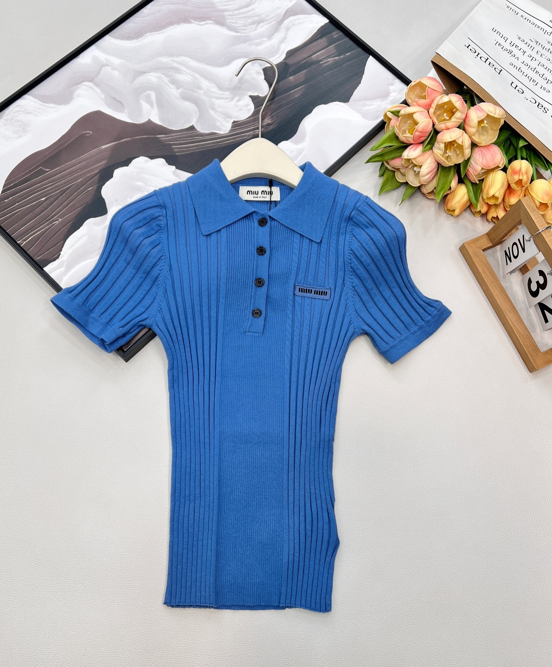 NO:717230,MIUMIU's new lapel letter logo short-sleeved knitted top. Elegance and casualness intertwine, defining daily luxury!   - Classic pit stripe elements, delicate pit stripe design, visually slimming but not monotonous, easy to control a variety of styles. - Letter logo is low-key embellishment on the body, details highlight the texture, and MIUMIU style can be recognized at a glance. - Short sleeves are elegantly cut, just the right sleeve length, modify the arm lines, the perfect choice for the spring and summer transition season. - Comfortable knitted fabric, soft and skin-friendly, breathable and elastic, taking into account the sense of laziness and exquisiteness. The sweet casual style is strong, showing the taste, slim fit, highlighting the figure  The style is playful and age-reducing, and the visual effect is richer. It is easy to control for daily travel or gatherings. Three standards are complete, and the goods are shipped in large quantities. Sizes are sml, miumiu, T-shirt,19860909MIUMIU 新款翻领字母徽标短袖针织上衣 优雅与随性交织,定义轻奢日常！  - 经典坑条纹元素,细腻坑条纹设计,视觉显瘦不单调,轻松驾驭多种风格.  - 字母徽标 低调点缀衣身,细节彰显质感,一眼识别MIUMIU格调.  - 短袖优雅剪裁,恰到好处的袖长,修饰手臂线条,春夏过渡季的完美选择.  - 舒适针织面料,柔软亲肤,透气有弹性,兼顾慵懒与精致的高级感.  甜美休闲风格强烈 彰显品味 修身版型 突显身材 风格俏皮减龄 视觉效果更丰富 日常出行或聚会轻松驾驭 ,三标齐全,大货出 尺码sml 编,,miumiu,T-shirt,,Women's clothing