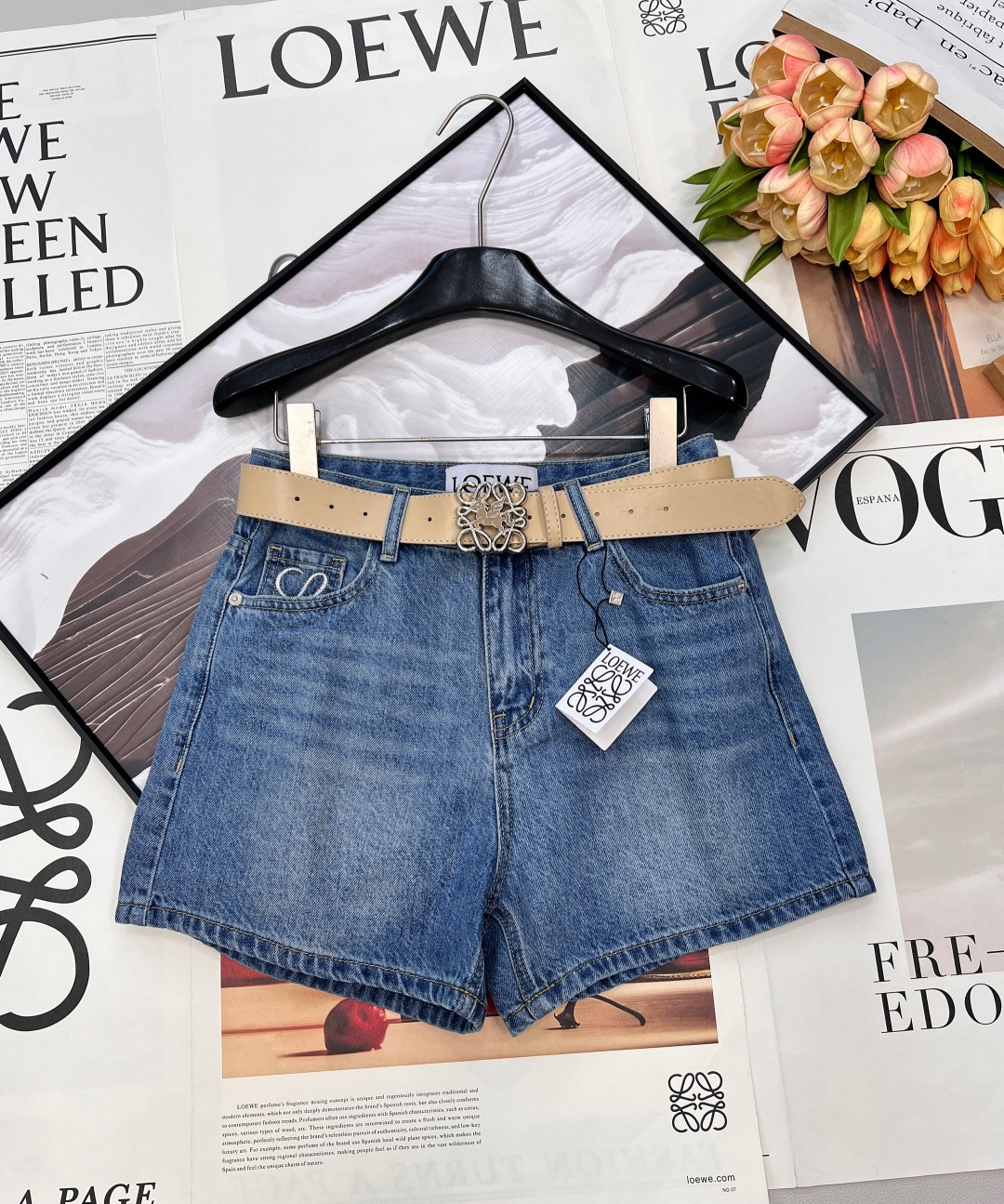 NO:729301,LOEWE 26SS spring and summer new style denim shorts with pockets embroidered with rhinestones and logo, medium and high waist design, spring and summer thin model with built-in belt, logo embroidery with rhinestones design, it is simply a fairy item. It has super good looks and improves your temperament in one second. With the belt, the whole version is very thin and hides the flesh. The denim and cotton fabric with good stiffness is very textured. It is a must-have item for spring and summer as a set of trousers and shorts!  Three standards are complete, large quantities are shipped, size sml code, loewe, shorts,19860909LOEWE 26SS春夏新款口袋刺绣烫钻logo牛仔短裤,中高腰设计版型春夏薄款自带皮带,logo刺绣烫钻设计,简直是神仙单品 超高颜值 一秒提升气质感 搭配腰带整个版型非常藏肉显瘦 挺括感很好的牛仔棉面料 实物很有质感,长裤短裤一套入手春夏必备神器！三标齐全,大货出 尺码sml 编码,,loewe,shorts,,Women's clothing