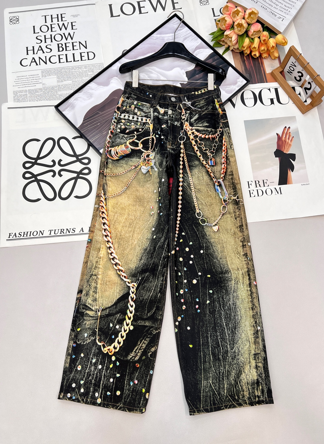 NO:729254,AcneStudios' new 26SS retro 3D printed black gold chain trousers are a hot trend. One pair is a must-have. AC really has a lot of hot styles this year. It has a heavy-duty vintage 3D printed black gold chain design. The loose trousers hide the flesh and look slim. They are very fashionable in casual combinations. They are a must-have for fashionable men and women. They can be worn all year round. They have all three standards!  Big shipment, size 26/27/28/29, code A,,acne studios,dior,19860909AcneStudios新款26SS复古3D打印黑金链条长裤,爆款来袭,超级爆的一款,人手一条是必须的,AC今年真的是爆款多多,重工做旧复古3D打印黑金链条设计,版型宽松长裤,藏肉又显瘦,随意搭配都很时髦,潮男潮女必备,一年四季都可以穿,三标全！大货出 尺码26/27/28/29 编码A,,acne studios,dior,,Women's clothing