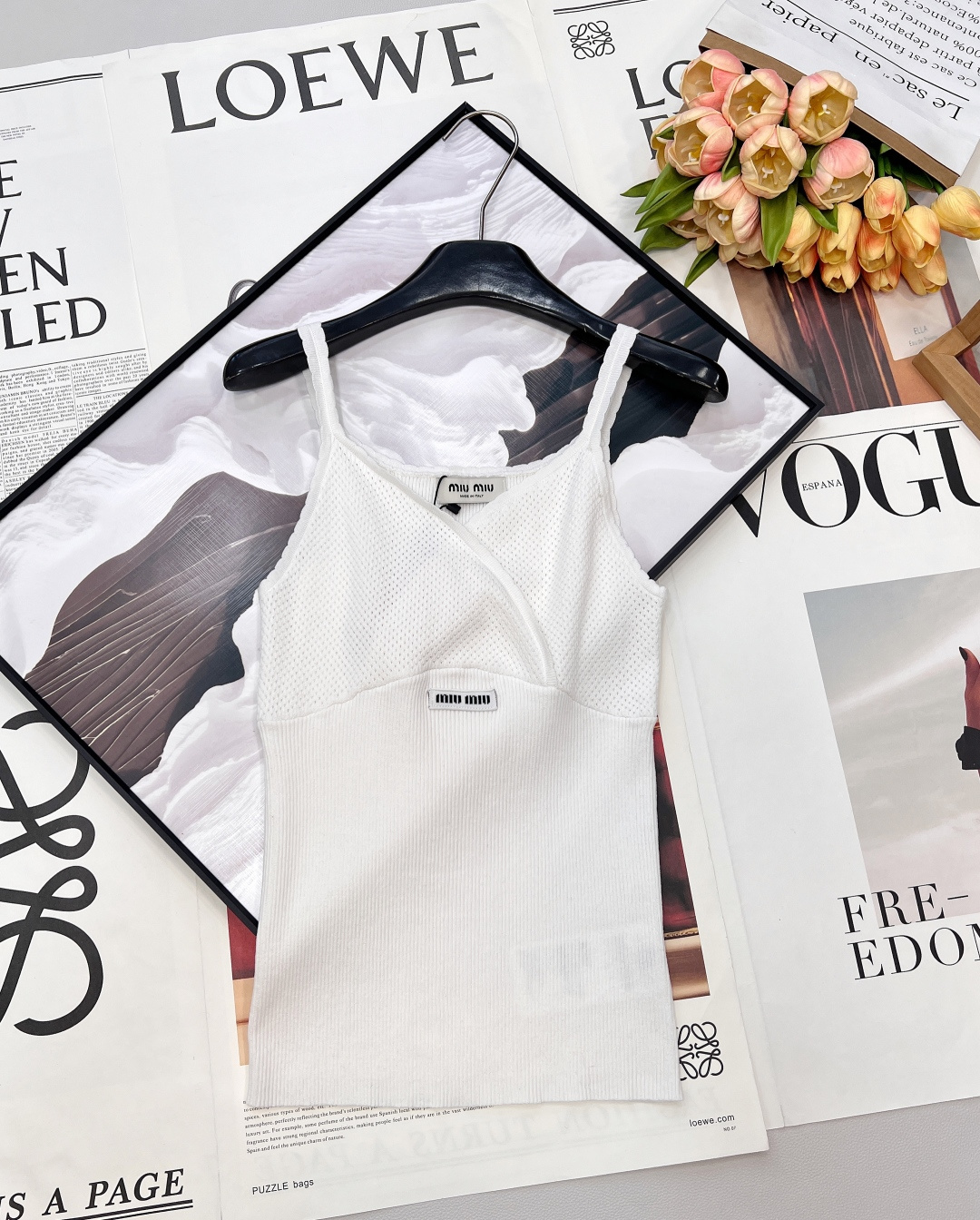 NO:729322,Miu miu26Ss early spring new style logo letter lace camisole丨High version produced!  This camisole is based on fine pitted knitting. The lace on the V-neck and shoulder straps adds a soft retro feel, and the tailoring is tailored to outline the graceful curves. The logo webbing on the chest low-key highlights the brand identity, allowing the simple design to hide exquisite details. The true red color has a bright aura, which can be worn alone to create a pure lustful look. Paired with a suit or sweater to enhance the overall sense of layering, it is an indispensable atmospheric item in the early spring wardrobe. Complete with three labels and two colors.  size sml code,,miumiu,business suit,19860909Miu miu26Ss早春新款徽标字母蕾丝花边吊带背心丨高版出品！这件吊带背心以细腻坑条针织为基底,V领与肩带处的蕾丝花边增添了柔美的复古感,贴合身形的剪裁勾勒出曼妙曲线.胸前的徽标织带低调彰显品牌身份,让简约设计暗藏精致细节.正红色调自带明艳气场,单穿可打造纯欲风造型,内搭西装或针织衫则能提升整体层次感,是早春衣橱里不可或缺的氛围感单品.三标齐全,两色出 尺码sml 编码,,miumiu,business suit,,Women's clothing