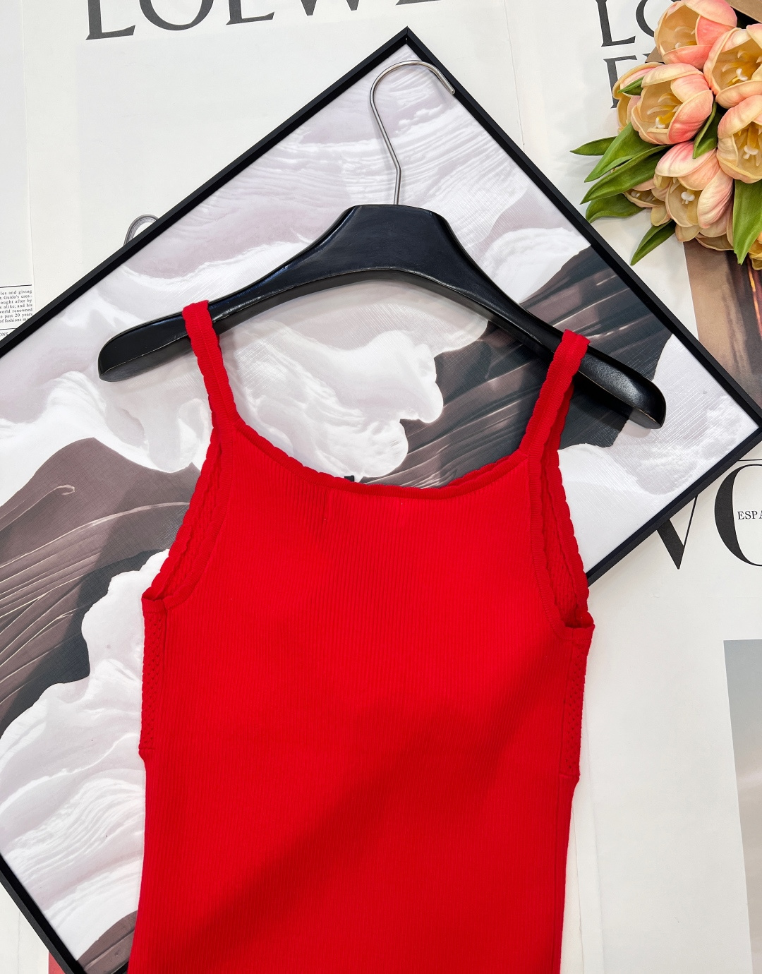 🆕Miu miu26Ss早春新款徽标字母蕾丝花边吊带背心丨高版出品！🧧这件吊带背心以细腻坑条针织为基底，