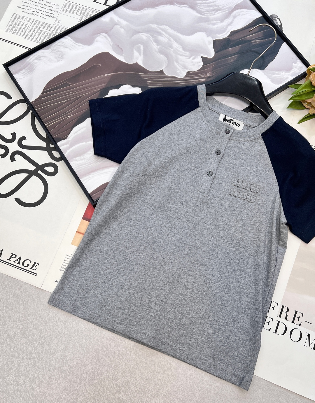 🆕Miu Miu 26Ss早春新款贴布绣logo休闲拼色圆领短袖T恤丨高版出品！复古学院风为基调，将经典