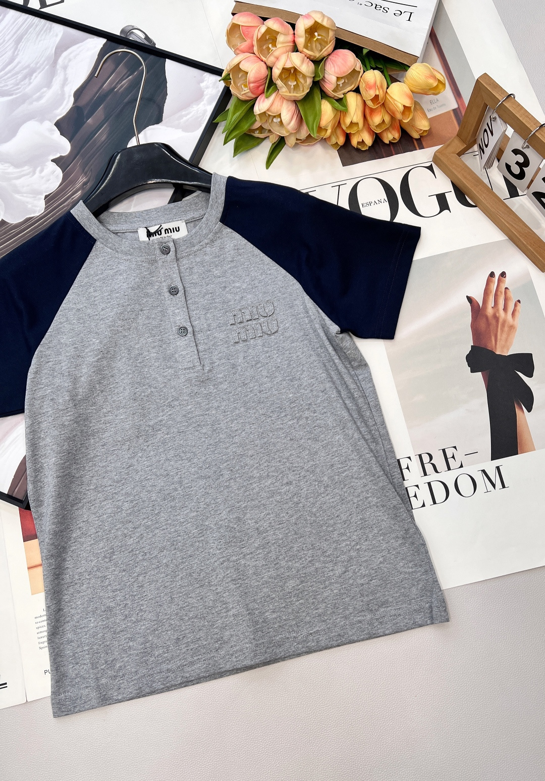 🆕Miu Miu 26Ss早春新款贴布绣logo休闲拼色圆领短袖T恤丨高版出品！复古学院风为基调，将经典