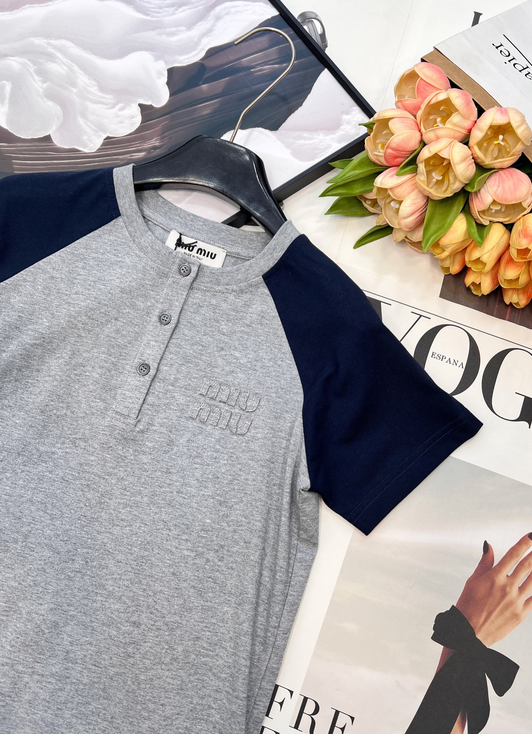🆕Miu Miu 26Ss早春新款贴布绣logo休闲拼色圆领短袖T恤丨高版出品！复古学院风为基调，将经典