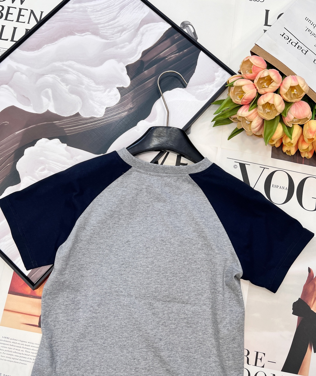 🆕Miu Miu 26Ss早春新款贴布绣logo休闲拼色圆领短袖T恤丨高版出品！复古学院风为基调，将经典