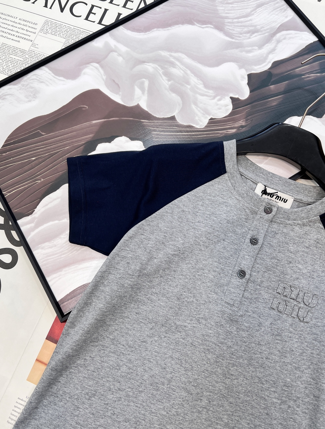 🆕Miu Miu 26Ss早春新款贴布绣logo休闲拼色圆领短袖T恤丨高版出品！复古学院风为基调，将经典