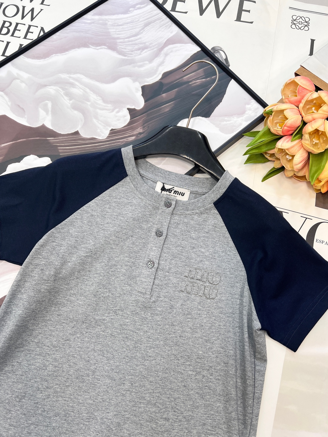 🆕Miu Miu 26Ss早春新款贴布绣logo休闲拼色圆领短袖T恤丨高版出品！复古学院风为基调，将经典