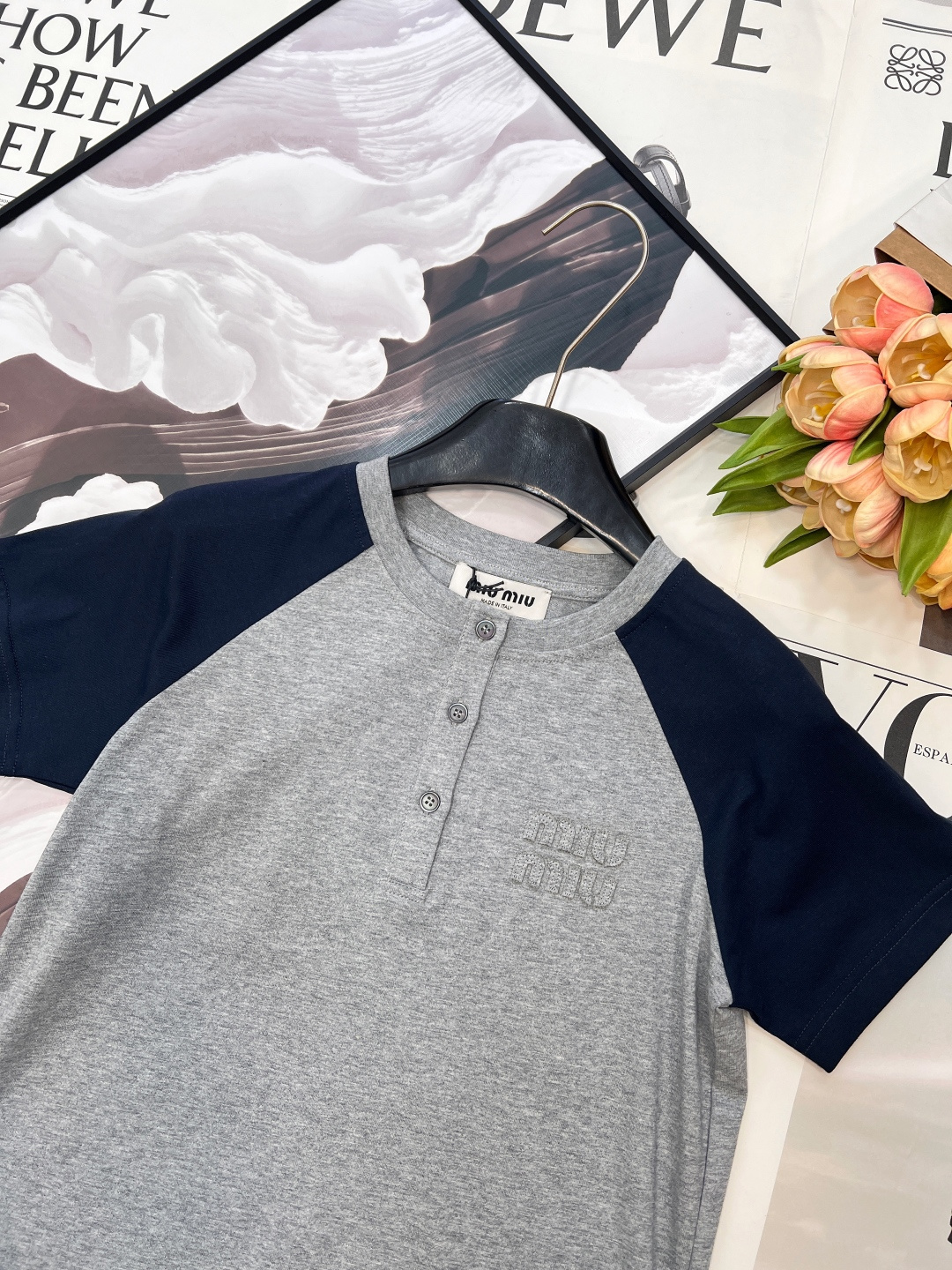 🆕Miu Miu 26Ss早春新款贴布绣logo休闲拼色圆领短袖T恤丨高版出品！复古学院风为基调，将经典