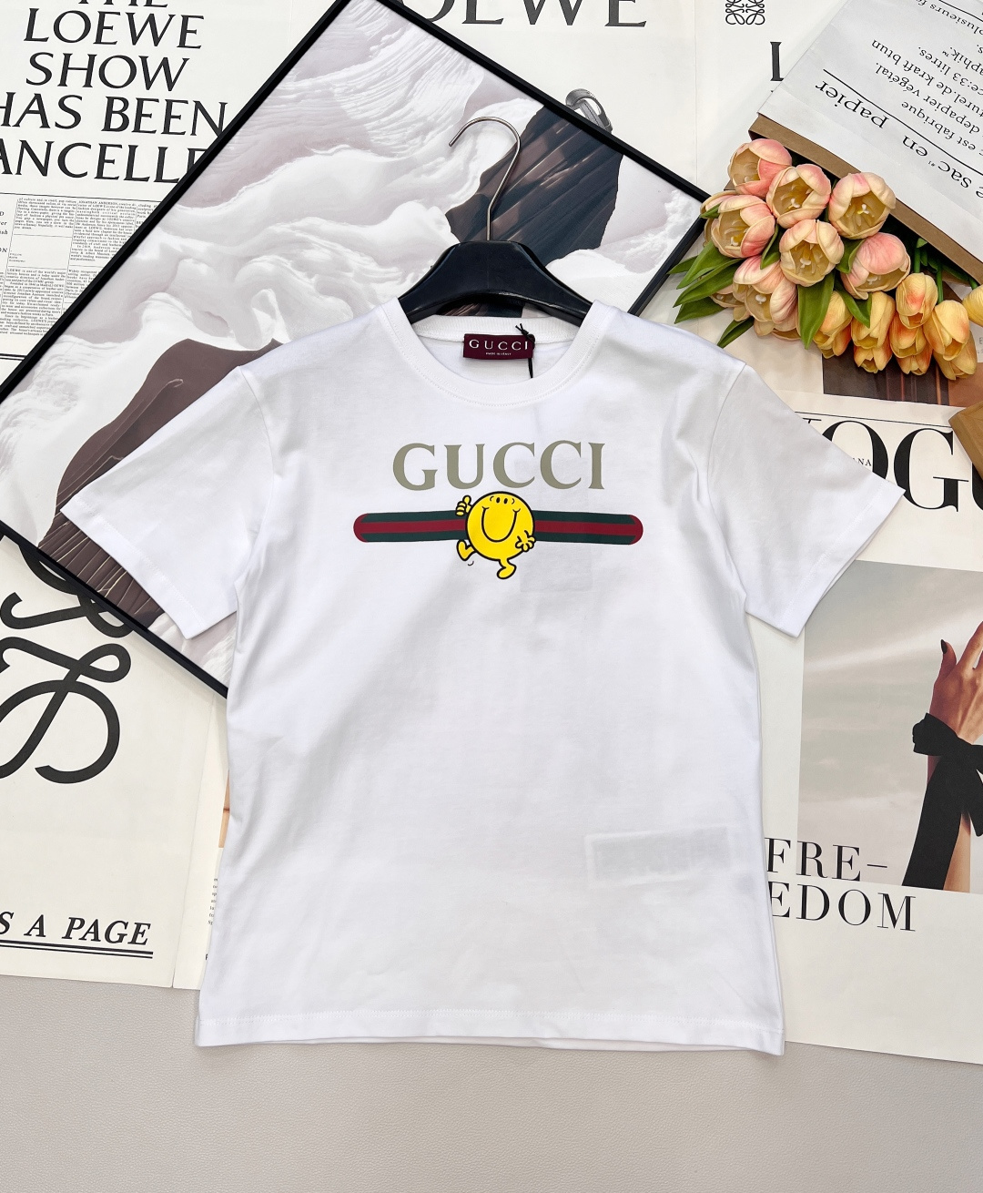 NO:729345,Gucci26SS early spring new classic letter cartoon printed short-sleeved round neck T-shirt | Exclusively developed by yb!  Top quality production!  It is based on pure white, and combines the iconic red and green webbing with retro letters and playful yellow cartoon images to create a dual charm of retro and childishness. The high-count cotton fabric is soft and skin-friendly, and the loose fit is lazy and slim. Whether it is paired with jeans to create a casual street style, or with a skirt to unlock a sweet and cool girly look, it can become an eye-catching item in the early spring wardrobe, letting the sense of luxury naturally reveal in the playful atmosphere. Three standards are complete, and large quantities are available. Size sml  Coding,,gucci,skirts,jeans,T-shirt,tees,t-shirt,19860909Guccci26SS早春新款经典字母卡通印花短袖圆领T恤丨独家yb开发！顶级高版出品！以纯白为底,将标志性红绿织带与复古字母,和俏皮的黄色卡通形象结合,碰撞出复古与童趣的双重魅力.高支棉面料柔软亲肤,宽松版型慵懒显瘦,无论是搭配牛仔裤打造随性街头风,还是配半裙解锁甜酷少女感,都能成为早春衣橱里的吸睛单品,让奢华感在俏皮氛围中自然流露,三标齐全,大货出 尺码sml 编码,,gucci,skirts,jeans,T-shirt,tees，t-shirt,,Women's clothing