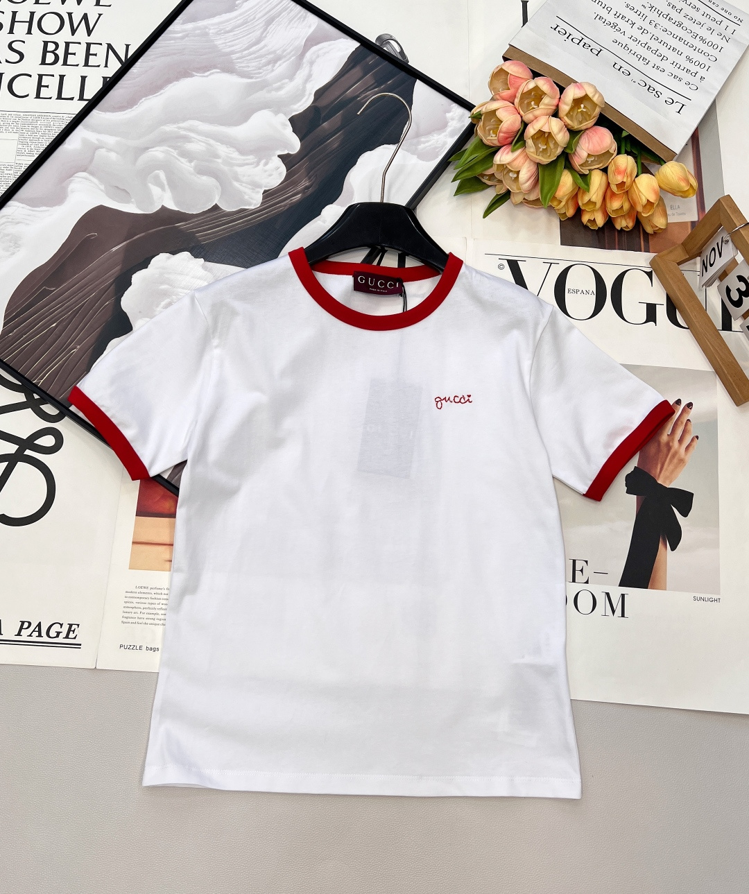 NO:731160,Gucci26Ss early spring new style contrasting edge letter embroidered round neck short-sleeved T-shirt | Exclusively developed by yb!  Top quality production!  Reshape the retro college style with classic white and red contrasting colors. The soft cotton material fits the body shape, the red ribbing on the collar and cuffs is neat and eye-catching, and the iconic handwritten letters embroidered on the left chest are a low-key finishing touch. The short cut optimizes the proportions, whether it is paired with high-waisted jeans to create a relaxed feel for daily life, or combined with a skirt to interpret elegance and vitality, it can become a versatile ace in the early spring wardrobe. Complete with three standards, large quantities available. Size sml  Code G,,gucci,skirts,jeans,T-shirt,tees,t-shirt,19860909Gucci26Ss 早春新款撞色边字母刺绣圆领短袖T恤丨独家yb开发！顶级高版出品！以经典白红撞色重塑复古学院风.柔软棉料贴合身形,领口与袖口的红色罗纹包边利落醒目,左胸处标志性的手写体字母刺绣低调点睛.短款剪裁优化比例,无论是搭配高腰牛仔裤打造松弛感日常,还是与半裙组合诠释优雅活力,都能成为早春衣橱里的百搭王牌.三标齐全,大货出 尺码sml 编码G,,gucci,skirts,jeans,T-shirt,tees，t-shirt,,Women's clothing