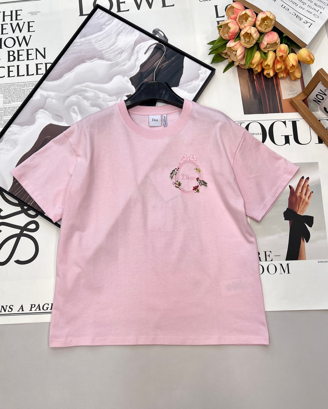 NO:731150,Dior26Ss early spring new letter embroidered round neck short-sleeved T-shirt丨exclusively developed by yb!  Top quality production!  Using soft cherry blossom pink as the base color, it interprets the romantic texture of French girls. The fine cotton material is skin-friendly and breathable, and the classic round neck version is suitable for various scenes. The garland embroidery on the left chest is the finishing touch. The loose cut combines comfort and style. It can be paired with jeans to create a casual daily life, or it can be combined with a skirt to interpret the sweet and cool style. It is a gentle and textured item in the early spring wardrobe. Complete with three standards, large quantities available. Size sml  coding,,dior,skirts,jeans,T-shirt,tees,t-shirt,19860909Dior26Ss早春新款字母刺绣圆领短袖T恤丨独家yb开发！顶级高版出品！以柔和樱花粉为底色,诠释法式少女的浪漫质感.细腻棉料亲肤透气,经典圆领版型适配多元场景,左胸处的花环刺绣是点睛之笔,宽松剪裁兼具舒适度与造型感,可搭配牛仔裤打造随性日常,亦可与半裙组合诠释甜酷风格,是早春衣橱里的温柔质感单品.三标齐全,大货出 尺码sml 编码,,dior,skirts,jeans,T-shirt,tees，t-shirt,,Women's clothing