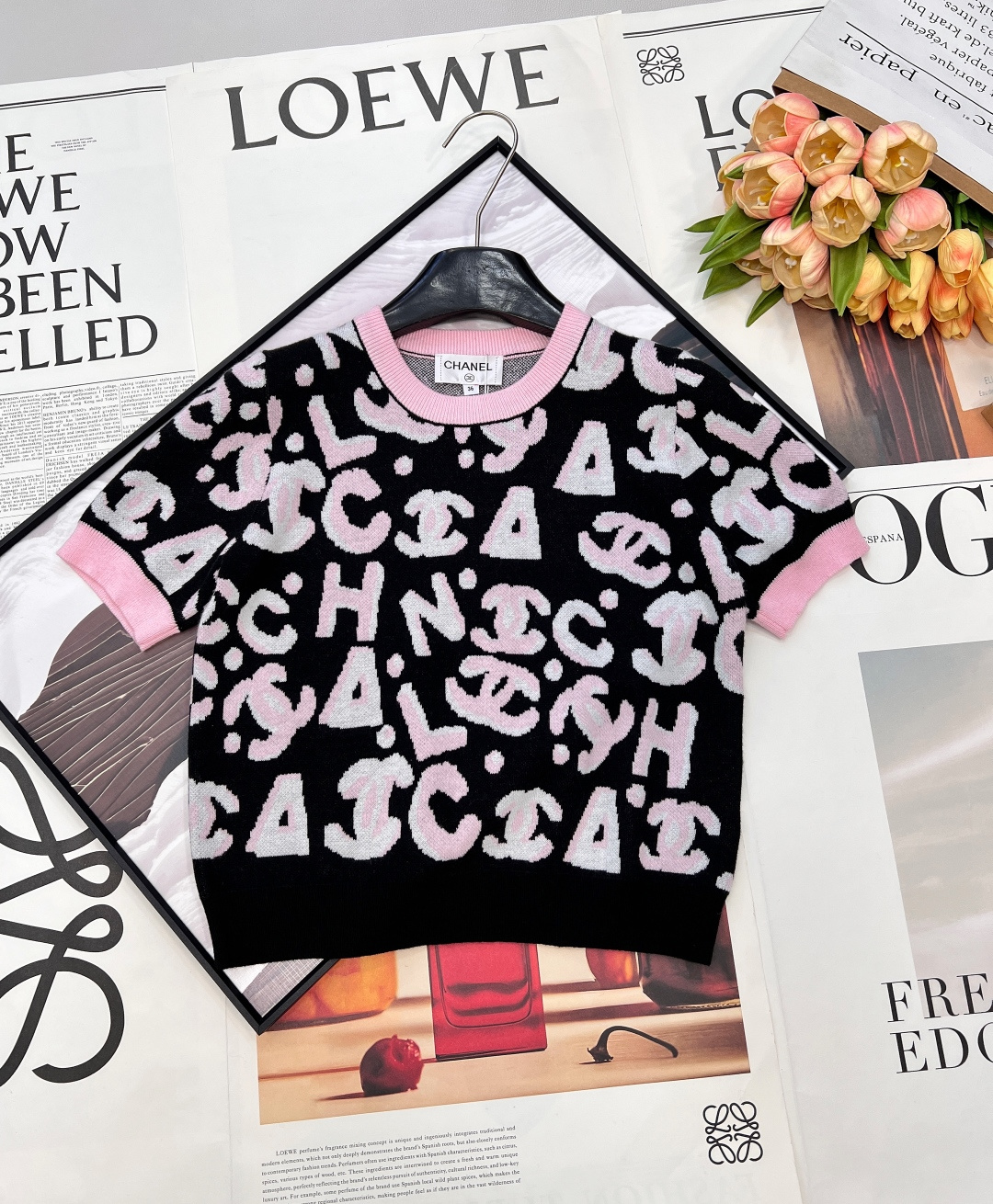 NO:731179,CHANEL 26C's new black and pink contrasting color knitted short-sleeves, the classic black and pink contrasting color meets all-over jacquard printing, the brand's double C logo and letter elements are intertwined and collided, creating a sweet and cool atmosphere.  The short-sleeved design with a slightly loose fit is not only neat and stylish when worn alone, but also a good choice for layering in all seasons. Paired with a denim jacket in spring or a suit coat in autumn, you can easily create a casual and sophisticated fashion sense. It is a treasure item in the wardrobe that is both practical and beautiful. Three standards are complete, and large quantities are shipped. Sizes sml code, chanel, jackets & coats, T-shirt, business suit,19860909CHANEL 26C新款黑粉撞色针织短袖,经典黑粉撞色遇上满印提花,品牌双C标识与字母元素交织碰撞,甜酷氛围直接拉满. 短袖设计搭配微宽松版型,不仅单穿利落显精神,更是四季叠穿的一把好手.春天搭牛仔外套、秋天配西装大衣,都能轻松营造出随性又精致的时髦感,是衣橱里实穿度与颜值兼备的宝藏单品.三标齐全,大货出 尺码sml 编码,,chanel,jackets & coats,T-shirt,business suit,,Women's clothing