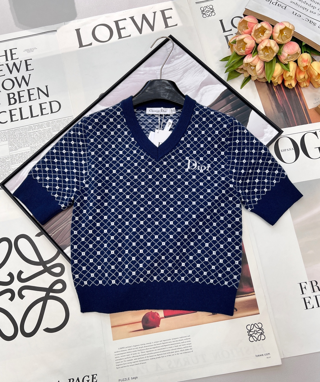 NO:730255,DIOR26SS new early spring product V-neck rhombus jacquard knitted short-sleeved CD spring and summer knitted aesthetic masterpiece, navy blue background interwoven with white rhombus jacquard, the texture is clear and full, and the dyed weaving process is blessed. It is not easy to fade and deform after long-term washing, and has full durability.  The 'CD' logo on the left chest is low-key and exquisite, with a retro and elegant French accent. The V-neck cut neatly highlights the shoulder and neck lines, and the slightly loose version is suitable for various scenes. Wearing it alone is an elegant role for commuting and going out. When layered with a suit or vest, it instantly becomes a layered one. It is a treasure item in the early spring wardrobe that has both texture and practicality. Three standards are complete, and large quantities are shipped. Sizes sml code, dior, T-shirt, business suit,19860909DIOR26SS早春新品 V领菱格提花针织短袖 CD春夏针织美学力作,藏青底色交织白色菱格提花,纹理清晰饱满,色织工艺加持,久洗不易褪色变形,耐穿度拉满. 左胸处“CD”标识低调精致,自带复古优雅的法式腔调.V领剪裁利落显肩颈线条,微宽松版型适配多元场景单穿是通勤出街的优雅担当,叠穿西装或马甲则秒变层次感达人,是早春衣橱里兼具质感与实穿性的宝藏单品.三标齐全,大货出 尺码sml 编码,,dior,T-shirt,business suit,,Women's clothing