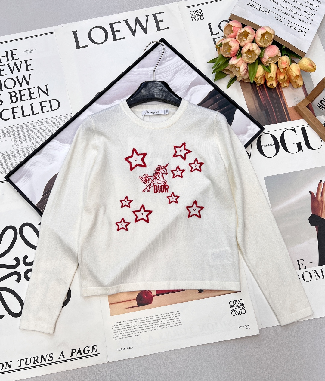 NO:730243,DIOR26's new wool blend embroidered long-sleeved sweater has a pure white base and eye-catching red stitch embroidery on the body. The star and unicorn patterns are full of three-dimensionality. The craftsmanship is solid and firm, not easy to get out of line and deformed, and has a fairy tale-like romantic atmosphere.  We select delicate, soft and waxy wool blended fabrics, which are non-itchy when worn next to the body. They have a warm and airy feel, taking into account both warmth retention and skin-friendly feeling. Simple round neck + slightly loose fit, gentle and elegant when worn alone, can also be the finishing touch when layered with coats or jackets. It is an atmospheric item with both appearance and comfort in early spring. Complete with three standards, large quantities are shipped. Size sml code, dior, jackets & coats,19860909DIOR26新款羊毛混纺刺绣长袖针织衫,以纯净白色为底,正身采用醒目红色线迹刺绣,星星与独角兽图案立体感十足,工艺扎实牢固,不易脱线变形,自带童话般的浪漫氛围. 甄选细腻软糯的羊毛混纺面料,贴身穿无刺痒感,自带温润空气感,兼顾保暖性与亲肤感.简约圆领+微宽松版型,单穿温柔雅致,叠穿大衣或夹克也能成为点睛之笔,是早春季节兼具颜值与舒适度的氛围感单品.三标齐全,大货出 尺码sml 编码,,dior,jackets & coats,,Women's clothing