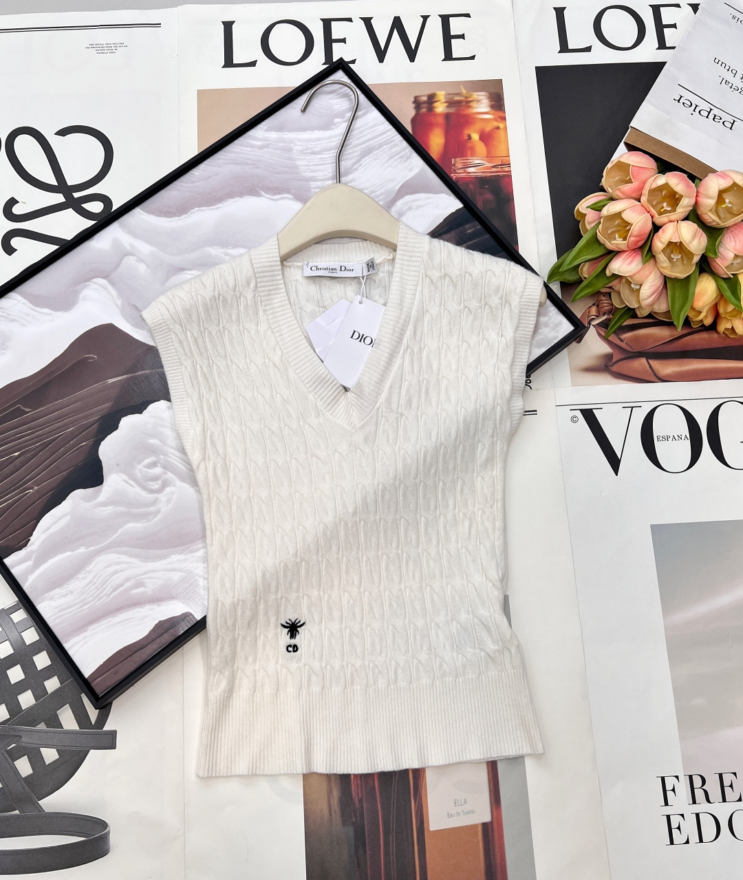 NO:731139,DIOR 2026 New Little Bee Embroidered Twist Vest. It uses ingenious weaving technology to create a three-dimensional twist pattern, with Little Bee embroidery. The details show the spirit of advanced customization. It is easy to control the sense of layering. Customized wool blended twist knitting, with perforated holes, breathable and comfortable, and very comfortable against the skin. The V-neck is fitted and sleeveless, and the front is decorated with Little Bee embroidery to highlight the brand's charm. It can be worn alone or layered, and the classic British college style is easy to achieve!  Using special knitting technology, the three-dimensional layering is full, wide and uneven. Wearing it will make you look like a wealthy lady, and it is elegant and feminine. Dior really understands women!  Complete three standards, three colors, size sml code, dior, dior,19860909DIOR 2026新款小蜜蜂刺绣编织麻花背心马甲  以匠心编织工艺打造立体麻花纹路,搭配小蜜蜂刺绣,细节处尽显高级定制精神.轻松驾驭叠穿层次感. 定制羊毛混纺麻花针织,挑孔镂空透气舒爽,亲肤舒适度非常好,V领合体无袖,正面饰以小蜜蜂刺绣彰显品牌魅力,叠穿单穿都,经典英伦学院风轻松拿捏！ 采用特殊针织工艺,立体层次感满满挺阔不平塌 穿上就是名媛千金即视感,又气质又有女人味,迪奥真的太懂女人了！三标齐全,三色出 尺码sml 编码,,dior,dior,,Women's clothing