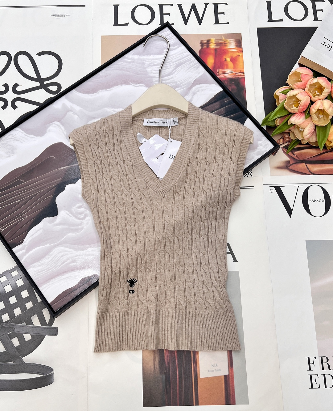 NO:731134,DIOR 2026 New Little Bee Embroidered Twist Vest. It uses ingenious weaving technology to create a three-dimensional twist pattern, with Little Bee embroidery. The details show the spirit of advanced customization. It is easy to control the sense of layering. Customized wool blended twist knitting, with perforated holes, breathable and comfortable, and very comfortable against the skin. The V-neck is fitted and sleeveless, and the front is decorated with Little Bee embroidery to highlight the brand's charm. It can be worn alone or layered, and the classic British college style is easy to achieve!  Using special knitting technology, the three-dimensional layering is full, wide and uneven. Wearing it will make you look like a wealthy lady, and it is elegant and feminine. Dior really understands women!  Complete three standards, three colors, size sml code D, dior, dior,19860909DIOR 2026新款小蜜蜂刺绣编织麻花背心马甲  以匠心编织工艺打造立体麻花纹路,搭配小蜜蜂刺绣,细节处尽显高级定制精神.轻松驾驭叠穿层次感. 定制羊毛混纺麻花针织,挑孔镂空透气舒爽,亲肤舒适度非常好,V领合体无袖,正面饰以小蜜蜂刺绣彰显品牌魅力,叠穿单穿都,经典英伦学院风轻松拿捏！ 采用特殊针织工艺,立体层次感满满挺阔不平塌 穿上就是名媛千金即视感,又气质又有女人味,迪奥真的太懂女人了！三标齐全,三色出 尺码sml 编码D,,dior,dior,,Women's clothing