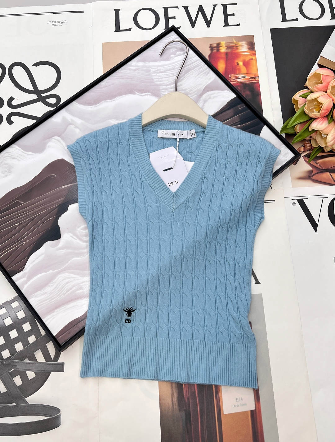 NO:731130,DIOR 2026 New Little Bee Embroidered Twist Vest. It uses ingenious weaving technology to create a three-dimensional twist pattern, with Little Bee embroidery. The details show the spirit of advanced customization. It is easy to control the sense of layering. Customized wool blended twist knitting, with perforated holes, breathable and comfortable, and very comfortable against the skin. The V-neck is fitted and sleeveless, and the front is decorated with Little Bee embroidery to highlight the brand's charm. It can be worn alone or layered, and the classic British college style is easy to achieve!  Using special knitting technology, the three-dimensional layering is full, wide and uneven. Wearing it will make you look like a wealthy lady, and it is elegant and feminine. Dior really understands women!  Complete three standards, three colors, size sml code, dior, dior,19860909DIOR 2026新款小蜜蜂刺绣编织麻花背心马甲  以匠心编织工艺打造立体麻花纹路,搭配小蜜蜂刺绣,细节处尽显高级定制精神.轻松驾驭叠穿层次感. 定制羊毛混纺麻花针织,挑孔镂空透气舒爽,亲肤舒适度非常好,V领合体无袖,正面饰以小蜜蜂刺绣彰显品牌魅力,叠穿单穿都,经典英伦学院风轻松拿捏！ 采用特殊针织工艺,立体层次感满满挺阔不平塌 穿上就是名媛千金即视感,又气质又有女人味,迪奥真的太懂女人了！三标齐全,三色出 尺码sml 编码,,dior,dior,,Women's clothing