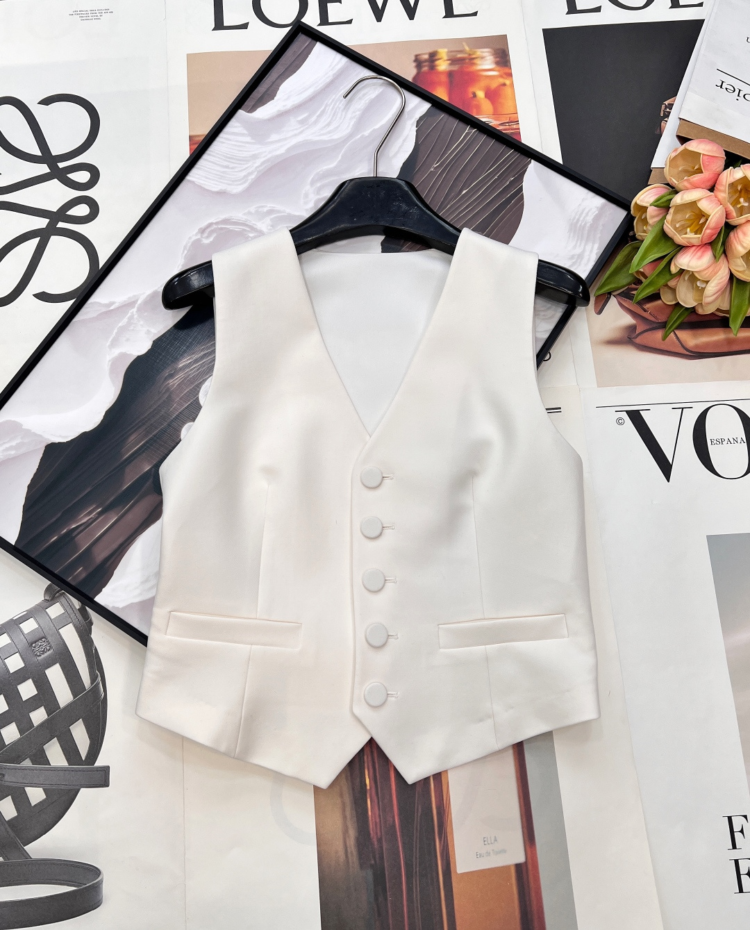 NO:731101,Dior's new old-money style suit vest has an elegant and effortless sense of high-end. The classic V-neck cut is neat and crisp, and the gentle off-white color is versatile and unobtrusive, perfectly interpreting the low-key luxury of old-money style. Custom-woven and dyed wool-blend suit fabrics, with lining design, are comfortable and skin-friendly when worn close to the body.  Whether layered with a tank top and T-shirt with wide-leg shorts to create a relaxed holiday style; or layered with a silk shirt for business and leisure occasions, the look can instantly enhance the texture. Paired with a silk scarf to add a retro gentleman style, it is a versatile item in the wardrobe to revitalize various styles. Three standards are complete, and large quantities are shipped. Sizes smlXl, dior, dior, shorts, shirts, tees, t-shirt, business suit, real silk,19860909Dior 新款老钱风西装马甲,自带优雅不费力的高级感,经典V领剪裁利落挺括,温柔的米白色调百搭不挑人,完美诠释老钱风的低调奢华. 定织定染羊毛混纺的西服面料,搭配内衬设计,贴身穿也舒适亲肤,挺括又透气,在兼顾质感的同时保留了穿着的松弛感.单排扣与贴袋细节考究,尽显迪奥一贯的精致工艺. 不管是叠穿背心T恤配阔腿短裤,打造松弛度假风；还是内搭真丝衬衫,应对商务休闲场合,都能让造型瞬间提升质感.搭配丝巾点缀,更添复古绅士格调,是衣橱里盘活各种风格的万能单品.三标齐全,大货出 尺码smlXl 编,,dior,dior,shorts,shirts,tees，t-shirt,business suit,real silk,,Women's clothing