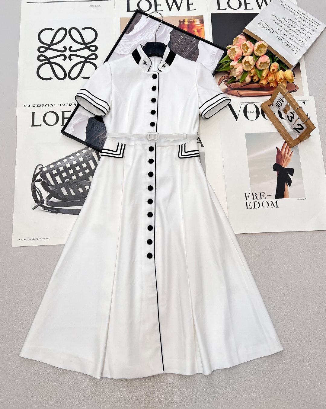 NO:731898,Dior 2025 stand-up collar little bee embroidered belt dress, high version. This dress takes retro elegance as its core, perfectly blending Dior's iconic exquisite details with modern tailoring. It is an indispensable temperament item in the wardrobe. - The custom-made imported silk wool material is imported silk wool blended fabric with the same origin as YB, which combines the smooth luster of silk and the crisp drape of wool. -  The anti-wrinkle and structured fabric has a sinewy feel and is not easy to wrinkle. The upper body has a natural drape, showing a high-end texture when walking. - The straight shoulder short sleeve design has a neat shoulder line that modifies the shoulder shape, and is very tolerant of both slippery and wide shoulders. - The A-shaped waist pattern with an adjustable leather belt can accurately outline the waistline, and the A-line skirt naturally spreads out, easily hiding the fat on the waist, abdomen and legs. -  Full button design and contrasting single-breasted button design on the front, which can be completely unbuttoned to be worn alone or as a cardigan. - The handmade little bee embroidery on the stand-up collar is Dior's classic logo. It is embroidered with imported gold thread and black silk, with a delicate luster and a full three-dimensional effect. - The custom-made acetate black edges on the contrast-edged collar, cuffs and pockets contrast sharply with the white fabric, enhancing the sophistication of the retro college style. -  The flap pockets on both sides of the flap pockets are not only decorative, but also practical, and the details highlight the luxurious tone. Style and matching - When worn alone, paired with pearl earrings and pointed high heels, suitable for commuting, afternoon tea or light dinner occasions. - When worn outside a suit or windbreaker, it can be worn as an inner layer to create a richly layered workplace look. - The belt can be freely adjusted to emphasize the waistline, or can be worn loosely to create a lazy and casual atmosphere. Complete with three standards, great deal.  Size smlxl code,,dior,dior,high heels,skirts,T-shirt,business suit,real silk,19860909Dior 2025 立领小蜜蜂刺绣腰带连衣裙, 高版本、这款连衣裙以复古优雅为核心,将迪奥标志性的精致细节与现代剪裁完美融合,是衣橱里不可或缺的气质单品. - 定制进口丝毛材质采用与YB同源的进口丝毛混纺面料,兼具真丝的柔滑光泽与羊毛的挺括垂感. - 抗皱有型面料自带筋骨感,不易起皱,上身垂坠感自然,行走间尽显高级质感. - 正肩短袖设计利落的正肩线修饰肩型,对溜肩、宽肩都有很好的包容度. - 收腰A摆版型搭配可调节真皮腰带,能精准勾勒腰线,A字裙摆自然散开,轻松藏住腰腹和腿部赘肉. - 全襟纽扣设计前襟撞色单排扣设计,可完全解开,解锁单穿、开衫等多种穿搭方式. - 小蜜蜂刺绣立领处的手工小蜜蜂刺绣是迪奥经典标识,采用进口金线与黑丝混绣,光泽细腻,立体感十足. - 撞色包边领口、袖口及口袋边缘的定制醋酸黑边,与白色面料形成鲜明对比,强化了复古学院风的精致感. - 翻盖口袋两侧的翻盖口袋不仅有装饰性,更兼具实用性,细节处彰显奢华调性. 风格与搭配 - 单穿时,搭配珍珠耳饰与尖头高跟鞋,适合通勤、下午茶或轻晚宴场合. - 外搭西装或风衣时,可作为内搭,打造层次丰富的职场造型. - 腰带可自由调节松紧,既能强调腰线,也能松垮佩戴营造慵懒随性的氛围.三标齐全,大货出 尺码smlxl 编码,,dior,dior,high heels,skirts,T-shirt,business suit,real silk,,Women's clothing