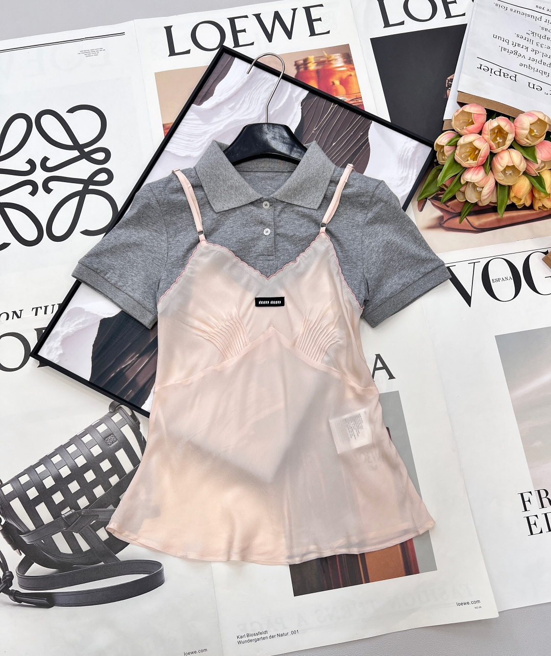 NO:731929,Miu Miu26SS new early spring short-sleeved Polo shirt spliced with silk suspender top, this is an 'atmosphere' top with its own flow. It splices a retro college-style Polo shirt and a pure silk suspender belt together. It is both strong and soft, and can easily be worn to create a sweet and flirty sense of relaxation. Fabric details -  The Polo part is made of heavyweight double-ply combed cotton fabric, which is soft and skin-friendly and crisp and stylish. The classic gray tone comes with a retro filter, which is versatile and easy to wear every day. - The silk sling part is made of 6A grade mulberry silk, which is as smooth and draped as a cloud. The milky apricot color glows delicately and softly under the light, making the skin tone even and translucent. -  The wavy contrasting stitches on the edges of the exquisitely crafted suspenders, combined with the fan-shaped pleats on the chest, inject a sense of handcrafting into the whole, low-key highlighting the quality. - The neat Polo collar with fake two-piece stitching design neutralizes the femininity of the silk suspenders, and the silky suspenders dissolve the toughness of the Polo shirt, achieving a sweet-cool balance. - Adjustable spaghetti straps The length of the spaghetti straps can be adjusted freely, adapting to different shoulder shapes, revealing the delicate collarbone line, sexy and unobtrusive. -  The slightly waisted cut body adopts a slightly waisted version and is paired with a slight slit at the hem, which can cleverly modify the waist and abdomen lines and is friendly to the pear-shaped figure. - The mini logo on the chest of the iconic logo is the finishing touch, low-key revealing the brand recognition and enhancing the overall sense of sophistication. - The energetic girly style is paired with high-waisted denim shorts and white shoes to easily create a relaxed girly summer street look. -  温柔通勤风搭配缎面半裙+乐福鞋,温柔又不失干练,适配多种场合. - 纯欲辣妹风解开领口两颗纽扣,露出纤细锁骨,瞬间切换成纯欲辣妹模式. 三标齐全,大货出 尺码sml 编码,,miumiu,loafers,skirts,shorts,T-shirt,real silk,19860909Miu Miu26SS早春新款短袖Polo衫拼接真丝吊带上衣,这是一件自带流量的“氛围感”上衣,把复古学院风的Polo衫和纯欲感的真丝吊带拼接在一起,刚柔并济,轻松穿出又甜又撩的松弛感.面料细节 - Polo部分重磅双股精梳棉面料,软糯亲肤且挺括有型,经典的灰色调自带复古滤镜,日常百搭不挑人. - 真丝吊带部分6A级桑蚕丝材质,丝滑垂坠如云朵,奶杏色在光线下泛着细腻柔光,衬得肤色匀净透亮. - 精致工艺吊带边缘的波浪形撞色线迹,搭配胸前的扇形褶皱,为整体注入手工感,低调彰显品质. - 假两件拼接设计利落的Polo领中和了真丝吊带的柔媚,丝滑的吊带又消解了Polo衫的硬朗,实现甜酷平衡. - 可调节细肩带细肩带可自由调节长度,适配不同肩型,露出精致锁骨线条,性感又不张扬. - 微收腰剪裁衣身采用微收腰版型,搭配下摆的微开叉设计,能巧妙修饰腰腹线条,对梨形身材友好. - 标志性Logo胸前的迷你Logo是点睛之笔,低调透出品牌辨识度,提升整体精致感. - 元气少女风搭配高腰牛仔短裤+小白鞋,轻松打造松弛感少女的夏日出街造型. - 温柔通勤风搭配缎面半裙+乐福鞋,温柔又不失干练,适配多种场合. - 纯欲辣妹风解开领口两颗纽扣,露出纤细锁骨,瞬间切换成纯欲辣妹模式. 三标齐全,大货出 尺码sml 编码,,miumiu,loafers,skirts,shorts,T-shirt,real silk,,Women's clothing