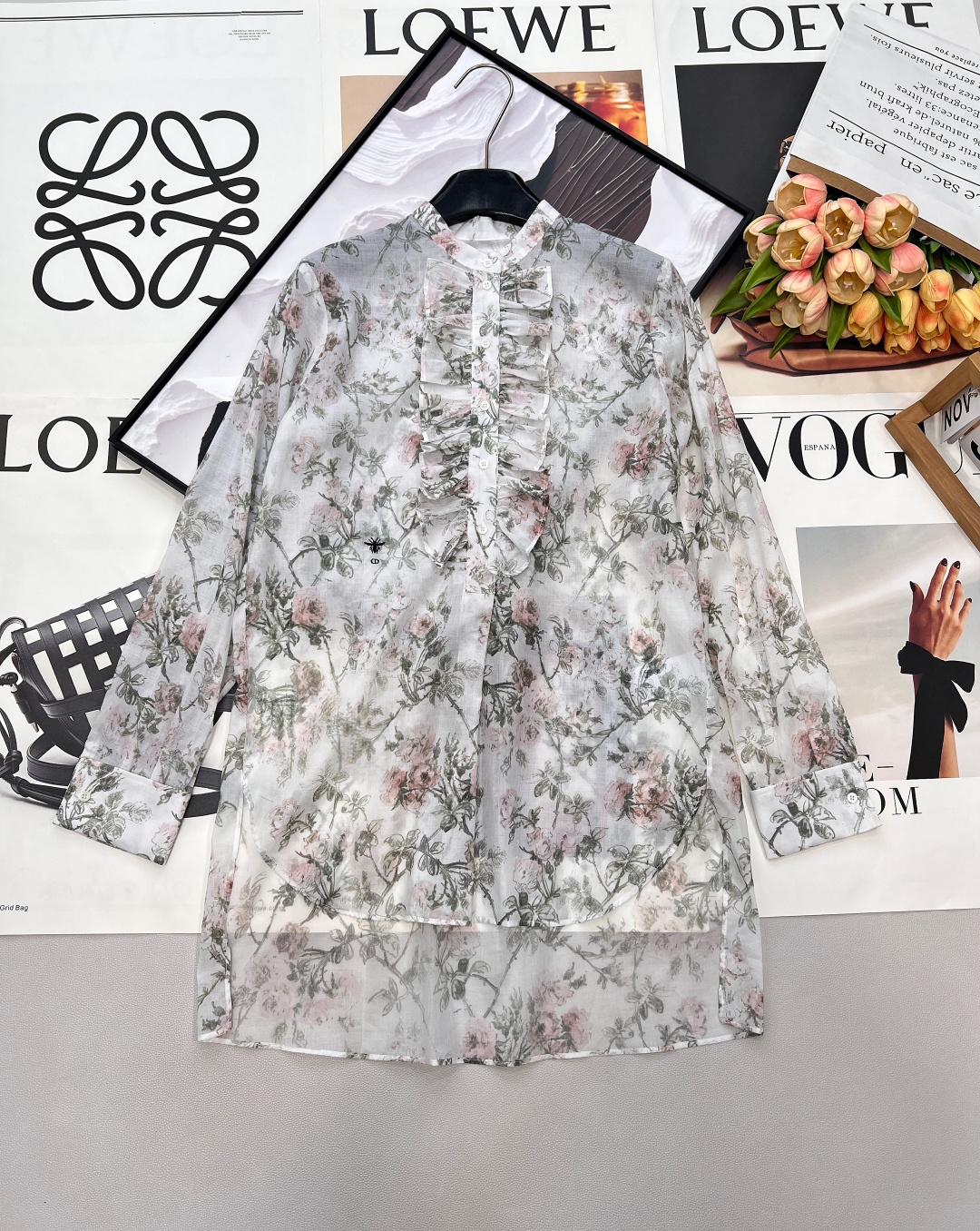 NO:731919,Dior2025 new stacked collar floral shirt and skirt set, customized YB twill cotton material, glossy texture, comfortable and breathable, long-sleeved shirt style, short front and long back hem, neat and loose silhouette tailoring, large classic plain base, embellished with orange and green flower floral patterns, versatile and not distracting 围年龄,小立领边半开襟前襟点缀对称的堆叠蛋糕木耳花边领边,搭配同系列高腰褶皱中长半裙,放量大摆,打造优雅气质,成套上身气质减龄,春意盎然,秋冬内搭,春夏单穿.日常通勤都适配.定制面辅料 Look for the correct version, complete with three standards, large shipments, sizes smxl, dior, skirts, shirts,19860909Dior2025新款堆叠领碎花衬衣半裙套装,定制YB斜纹全棉材质,质感光泽,舒适透气,长袖衬衫版型,下摆前短后长,利落宽松廓形裁剪,大身经典素色打底,点缀橘绿色花朵碎花图案,百搭不挑氛围年龄,小立领边半开襟前襟点缀对称的堆叠蛋糕木耳花边领边,搭配同系列高腰褶皱中长半裙,放量大摆,打造优雅气质,成套上身气质减龄,春意盎然,秋冬内搭,春夏单穿.日常通勤都适配.定制面辅料 认准版本,三标齐全,大货出 尺码smxl,,dior,skirts,shirts,,Women's clothing