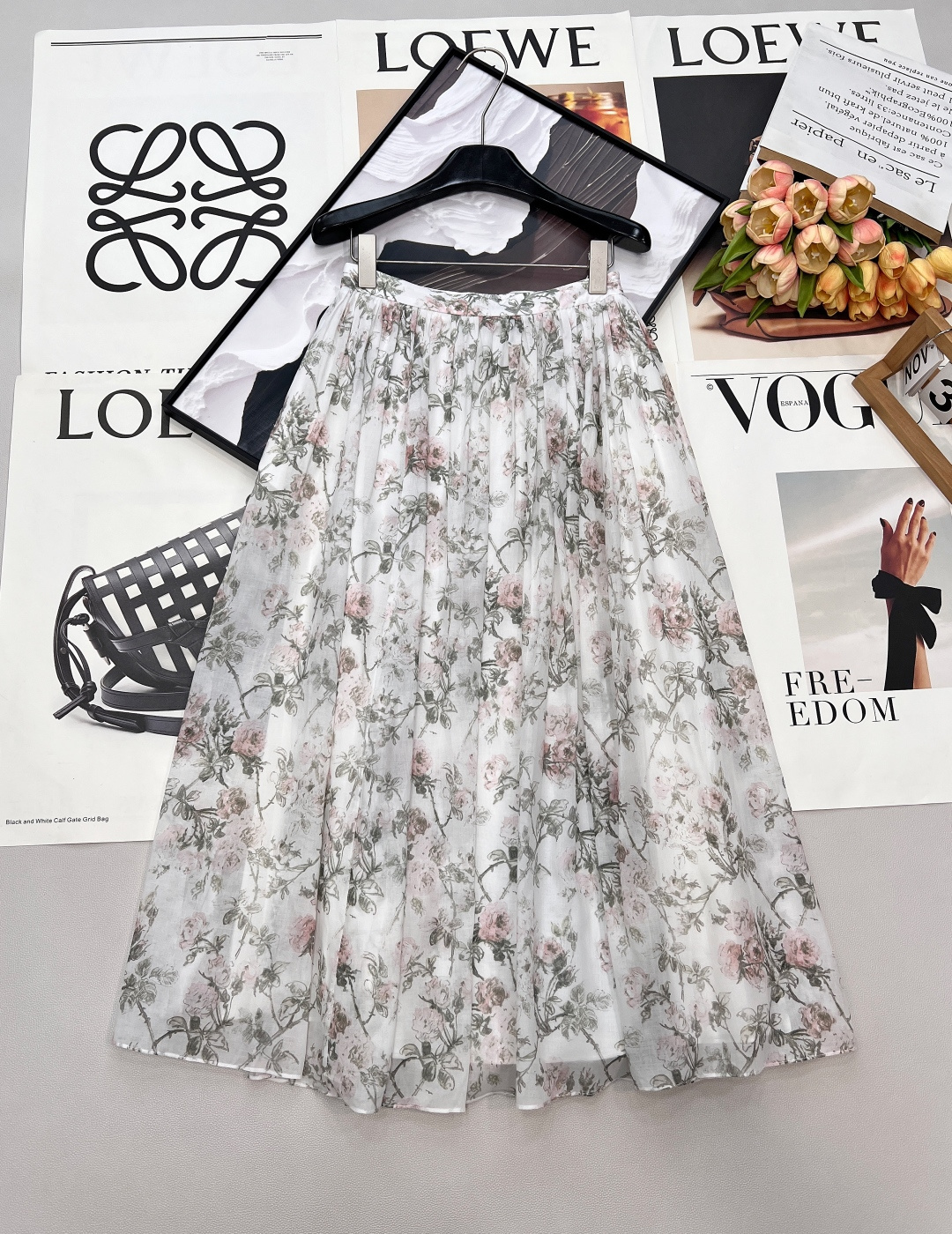 NO:731908,Dior2025 new stacked collar floral shirt and skirt set, customized YB twill cotton material, glossy texture, comfortable and breathable, long-sleeved shirt style, short front and long back hem, neat and loose silhouette tailoring, large classic plain base, embellished with orange and green flower floral patterns, versatile and not distracting  Around the age, the small stand-up collar and half placket are embellished with symmetrical stacked cake fungus lace collars. Paired with the same series of high-waisted pleated mid-length skirts, the volume is generous and elegant, creating an elegant temperament. The upper body of the set has an age-reducing temperament, full of spring spirit, suitable for autumn and winter inner wear, and spring and summer single wear. Suitable for daily commuting. Customized surface accessories  Look for the correct version, complete with three standards, large shipments, size smxl, skirts, dior, skirts, shirts,19860909Dior2025新款堆叠领碎花衬衣半裙套装,定制YB斜纹全棉材质,质感光泽,舒适透气,长袖衬衫版型,下摆前短后长,利落宽松廓形裁剪,大身经典素色打底,点缀橘绿色花朵碎花图案,百搭不挑氛围年龄,小立领边半开襟前襟点缀对称的堆叠蛋糕木耳花边领边,搭配同系列高腰褶皱中长半裙,放量大摆,打造优雅气质,成套上身气质减龄,春意盎然,秋冬内搭,春夏单穿.日常通勤都适配.定制面辅料 认准版本,三标齐全,大货出 尺码smxl 半裙编,,dior,skirts,shirts,,Women's clothing