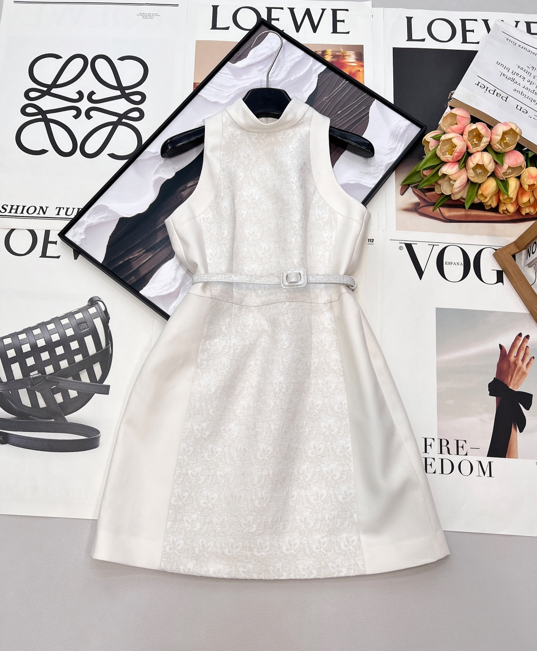 NO:732589,DIOR's new halter neck vest and belt dress | Minimalist elegant shirt. A dress with its own focus, it is the 'universal temperament' in the wardrobe. It adopts a halter neck and sleeveless design, with neat lines that outline the shoulders and neck lines. The small stand-up collar adds a sense of sophistication and instantly elevates the temperament. The contrasting color splicing tailoring cleverly modifies the body shape, and the waist A-line version hides the flesh and easily creates a neat hourglass curve. Classic black and white, suitable for various occasions -  The white model has a cool and gentle feeling, and can be worn on a date or afternoon tea to show off the sweet temperament. - The black model is low-key and mysterious, and is a great tool for creating an atmosphere at dinner parties and get-togethers. The fabric is stiff and ribbed, not easy to wrinkle, and it has a sense of luxury when worn alone. Paired with a suit or windbreaker can also instantly enhance the style. Complete with three standards, large quantities available. Sizes smlxl code, dior, skirts, business suit,19860909DIOR新款挂脖背心腰带连衣裙 | 极简风的优雅战袍 一件自带焦点的连衣裙,是衣橱里的“万能气质担当”. 它采用挂脖无袖设计,利落线条勾勒出肩颈线条,小立领点缀增添精致感,让气质瞬间拔高.撞色拼接剪裁巧妙修饰身形,收腰A字版型藏住肉肉,轻松打造利落的沙漏曲线. 经典黑白两色,适配各种场合 - 白色款自带清冷温柔感,约会或下午茶穿尽显清甜气质. - 黑色款低调又神秘,是晚宴、小聚的氛围感利器. 面料挺括有筋骨,不易皱,单穿自带高级感,外搭西装或风衣也能瞬间提升造型层次.三标齐全,大货出 尺码smlxl 编码,,dior,skirts,business suit,,Women's clothing