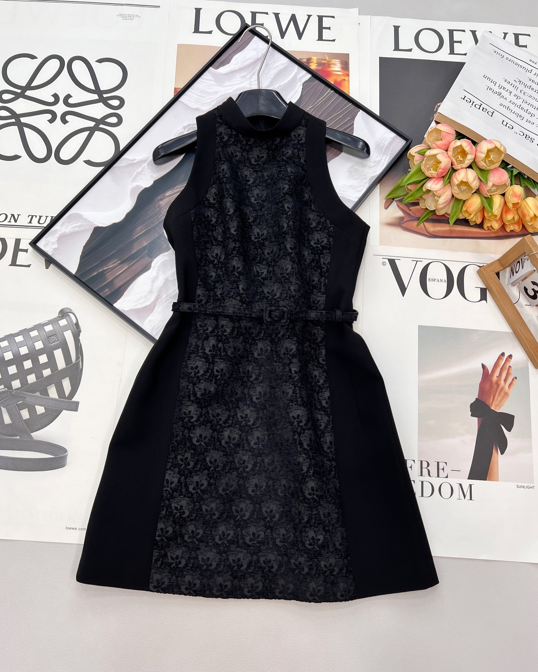 NO:732633,DIOR's new halter neck vest and belt dress | Minimalist elegant shirt. A dress with its own focus, it is the 'universal temperament' in the wardrobe. It adopts a halter neck and sleeveless design, with neat lines that outline the shoulders and neck lines. The small stand-up collar adds a sense of sophistication and instantly elevates the temperament. The contrasting color splicing tailoring cleverly modifies the body shape, and the waist A-line version hides the flesh and easily creates a neat hourglass curve. Classic black and white, suitable for various occasions -  The white model has a cool and gentle feeling, and can be worn on a date or afternoon tea to show off the sweet temperament. - The black model is low-key and mysterious, and is a great tool for creating a sense of atmosphere at dinner parties and get-togethers. The fabric is stiff and sinewy, not easy to wrinkle, and it has a sense of luxury when worn alone. It can also instantly enhance the look when worn with a suit or windbreaker. Complete with three standards, large quantities are shipped. Size smlxl code D, dior, skirts, business suit,19860909DIOR新款挂脖背心腰带连衣裙 | 极简风的优雅战袍 一件自带焦点的连衣裙,是衣橱里的“万能气质担当”. 它采用挂脖无袖设计,利落线条勾勒出肩颈线条,小立领点缀增添精致感,让气质瞬间拔高.撞色拼接剪裁巧妙修饰身形,收腰A字版型藏住肉肉,轻松打造利落的沙漏曲线. 经典黑白两色,适配各种场合 - 白色款自带清冷温柔感,约会或下午茶穿尽显清甜气质. - 黑色款低调又神秘,是晚宴、小聚的氛围感利器. 面料挺括有筋骨,不易皱,单穿自带高级感,外搭西装或风衣也能瞬间提升造型层次.三标齐全,大货出 尺码smlxl 编码D,,dior,skirts,business suit,,Women's clothing