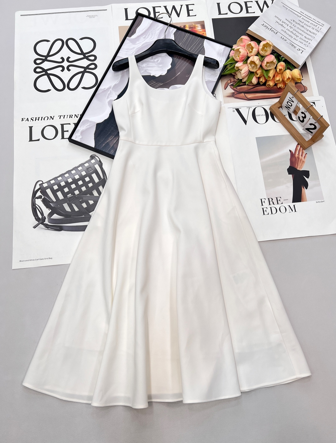 NO:732611,Dior26Ss early spring new U-neck slim-fitting belt vest dress丨High version produced!  Customized fabrics, the luster flows between light and shadow, showing a light and luxurious texture. The classic U-neck design cleverly outlines the clavicle line, revealing the graceful curvature of the shoulders and neck. The slim tailoring fits the body shape but is not tight. The thin belt of the same color is the finishing touch, accurately tightening the waistline.  It makes the overall silhouette more neat, and the A-line skirt naturally hangs from the waist, swaying with a smart rhythm when walking. Whether it is attending a dinner, a date, or daily luxury wear, it can become the core highlight of the style with Dior's unique sense of luxury. Complete with three standards and two colors.  Size smlxl,,dior,dior,skirts,19860909Dior26Ss早春新款U领修身腰带背心连衣裙丨高版出品！定制的面料,光泽感在光影间流转,尽显轻奢质感.经典的U领设计巧妙勾勒锁骨线条,露出优美的肩颈弧度,修身剪裁贴合身形却不紧绷,同色系细腰带作为点睛之笔,精准收束腰线,让整体廓形更显利落,A字裙摆从腰际自然垂落,行走间摇曳出灵动的韵律.无论是出席晚宴、约会还是日常轻奢穿搭,都能以迪奥独有的高级感,成为造型的核心亮点.三标齐全,两色出 尺码smlxl 编,,dior,dior,skirts,,Women's clothing