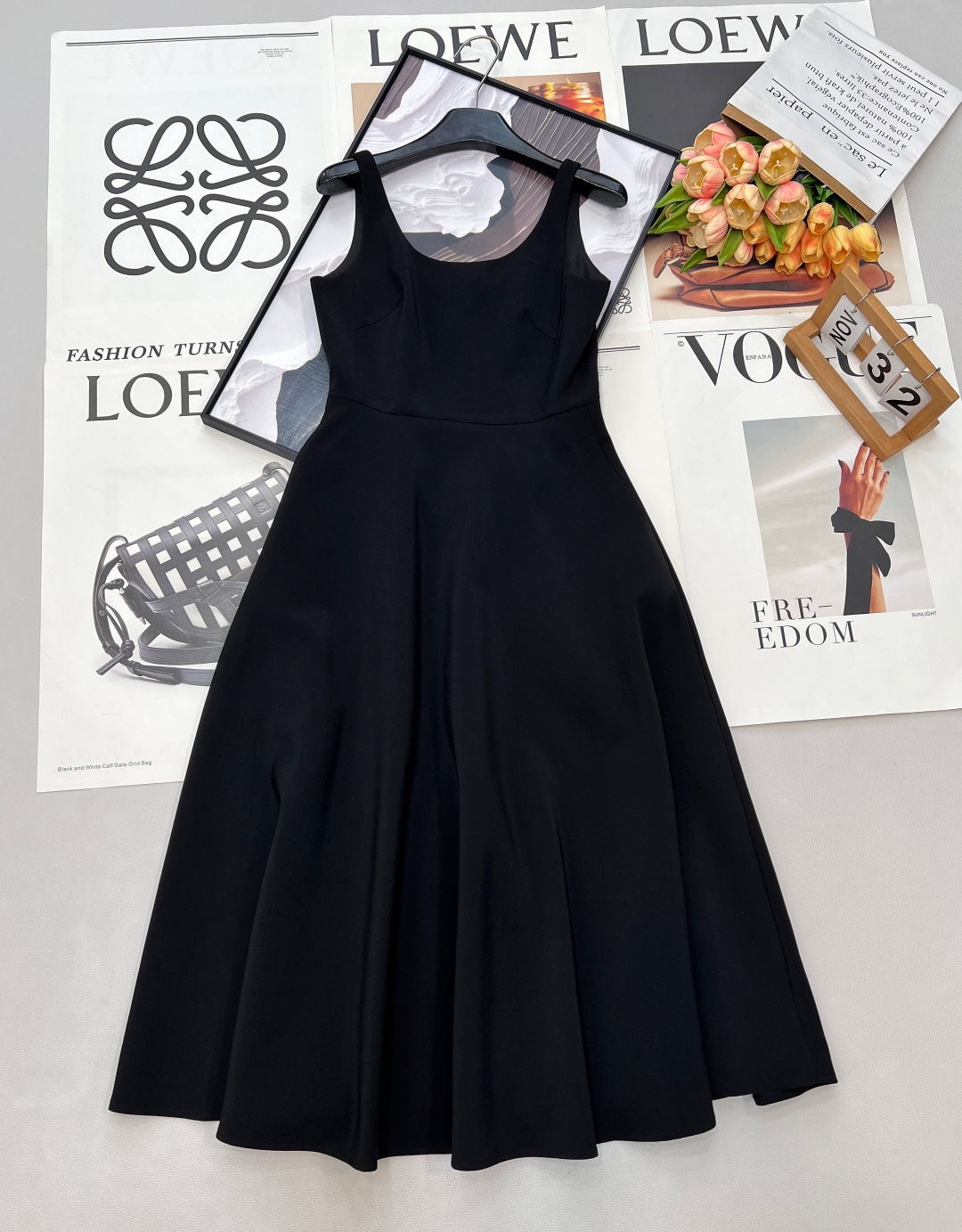 NO:732599,Dior26Ss early spring new U-neck slim-fitting belt vest dress丨High version produced!  Customized fabrics, the luster flows between light and shadow, showing a light and luxurious texture. The classic U-neck design cleverly outlines the clavicle line, revealing the graceful curvature of the shoulders and neck. The slim tailoring fits the body shape but is not tight. The thin belt of the same color is the finishing touch, accurately tightening the waistline.  It makes the overall silhouette more neat, and the A-line skirt naturally hangs from the waist, swaying with a smart rhythm when walking. Whether it is attending a dinner, a date, or daily luxury wear, it can become the core highlight of the style with Dior's unique sense of luxury. Complete with three standards and two colors.  Size smlxl,,dior,dior,skirts,19860909Dior26Ss早春新款U领修身腰带背心连衣裙丨高版出品！定制的面料,光泽感在光影间流转,尽显轻奢质感.经典的U领设计巧妙勾勒锁骨线条,露出优美的肩颈弧度,修身剪裁贴合身形却不紧绷,同色系细腰带作为点睛之笔,精准收束腰线,让整体廓形更显利落,A字裙摆从腰际自然垂落,行走间摇曳出灵动的韵律.无论是出席晚宴、约会还是日常轻奢穿搭,都能以迪奥独有的高级感,成为造型的核心亮点.三标齐全,两色出 尺码smlxl,,dior,dior,skirts,,Women's clothing