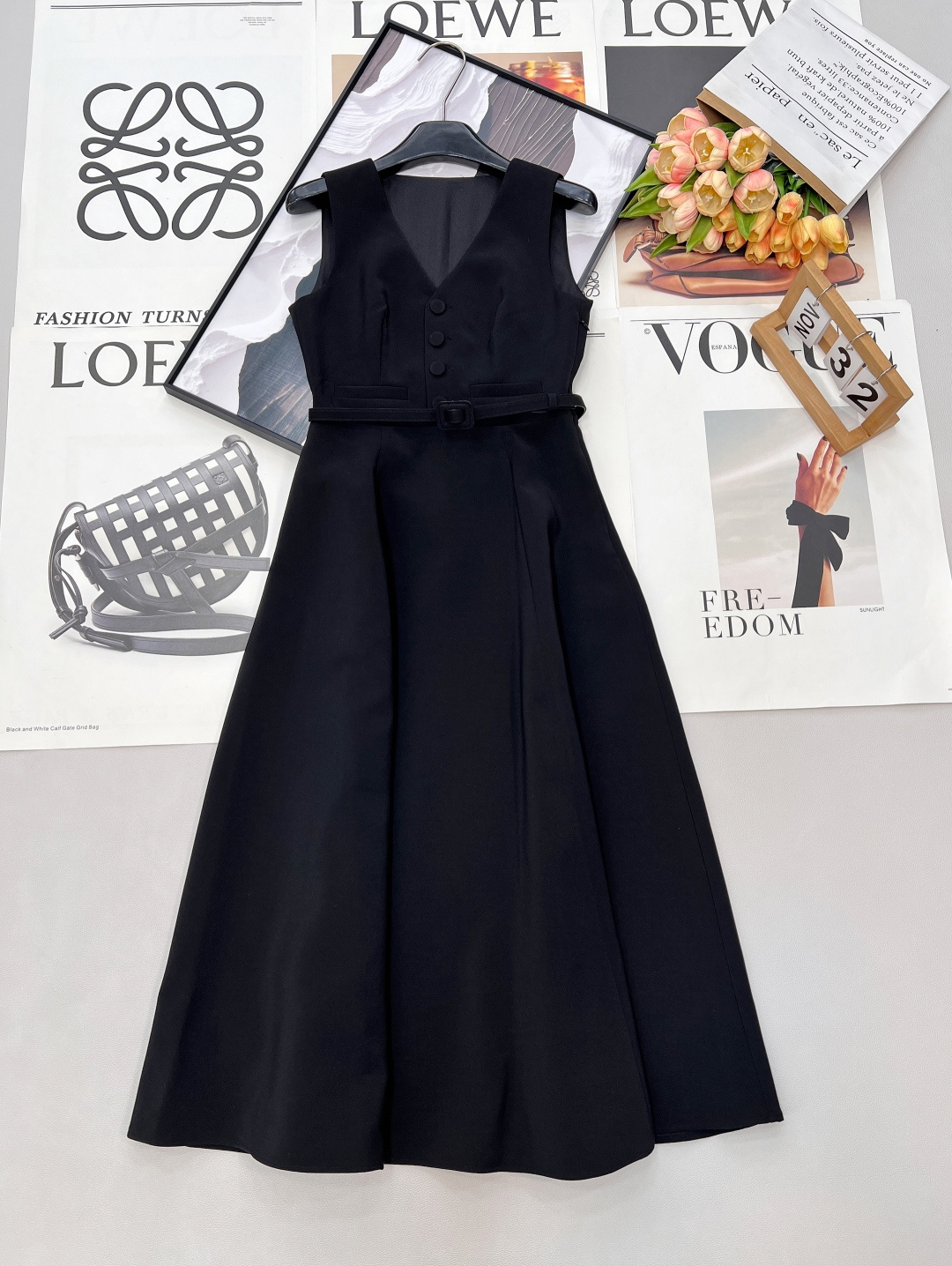 NO:732593,DIOR's new V-neck waistband waistcoat dress has an elegant style and becomes the focus of minimalism. Customized wool blend suit fabric. Design highlights - The neat V-neck is just right and outlines the delicate neck line, with a cool and high-end sense. It visually makes the face smaller and the shoulder line is stretched. - The waistband is decorated with the same color belt, accurately outlines the waistline proportion, and easily creates a three-quarter figure. The skirt sways when walking, hiding the fat and making you appear taller. -  The sleeveless vest version abandons redundant decoration and uses three-dimensional tailoring to create a crisp silhouette. It has a smart aura when commuting in the workplace, and it also reveals a feminine style when going to a banquet. - The texture fabric is made of crisp and drapey high-density fabrics, which has a sinewy feel and is not easy to wrinkle, and the drape feeling when walking shows high quality. Three-color interpretation style - Pure white comes with a soft light filter, which is an elegant gown for weddings and afternoon tea. The clean temperament makes people's hearts beat at a glance. -  Classic black is a timeless all-purpose color that can be easily worn on commutes and dinners. It is low-key and exudes a cool aura that should be kept away from strangers. - The fiery red is perfect for eye-catching, making it the perfect shirt for parties and dates. It is bright and warm and makes you the center of attention. Whether commuting in the workplace, having an afternoon tea date, or attending a dinner or wedding, it can be used perfectly. A dress can unlock N types of styles and is an indispensable 'universal style' in the wardrobe. Complete with three standards and three colors.  Size smlXl, dior, skirts, business suit,19860909DIOR新款V领收腰腰带马甲连衣裙,优雅风骨,于极简间自成焦点 定制的羊毛混纺西装面料. 设计亮点 - 利落V领恰到好处的剪裁,勾勒精致颈部线条,自带清冷高级感,视觉上更显脸小、肩线舒展. - 收腰腰带同色系腰带点缀,精准勾勒腰线比例,轻松打造三七分身材,行走间裙摆摇曳生姿,藏住赘肉又显高挑. - 无袖马甲版型摒弃冗余装饰,以立体剪裁塑造挺括廓形,职场通勤自带干练气场,约会赴宴又流露柔媚风情. - 质感面料选用挺括垂坠的高密面料,自带筋骨感不易皱,行走间垂坠感尽显高级品质. 三色诠释风格 - 纯净白自带柔光滤镜,是婚礼、下午茶的优雅战袍,干净气质让人一眼心动. - 经典黑永不过时的万能色,通勤、晚宴轻松驾驭,低调中透着生人勿近的冷艳气场. - 炽热红吸睛度满分,是派对、约会的战袍,明媚热烈,让你成为全场视觉中心. 无论是职场通勤、下午茶约会,还是出席晚宴、婚礼,它都能完美胜任. 一件裙装,解锁N种风格,是衣橱里不可缺少的“万能气质款”.三标齐全,三色出 尺码smlXl 编,,dior,skirts,business suit,,Women's clothing