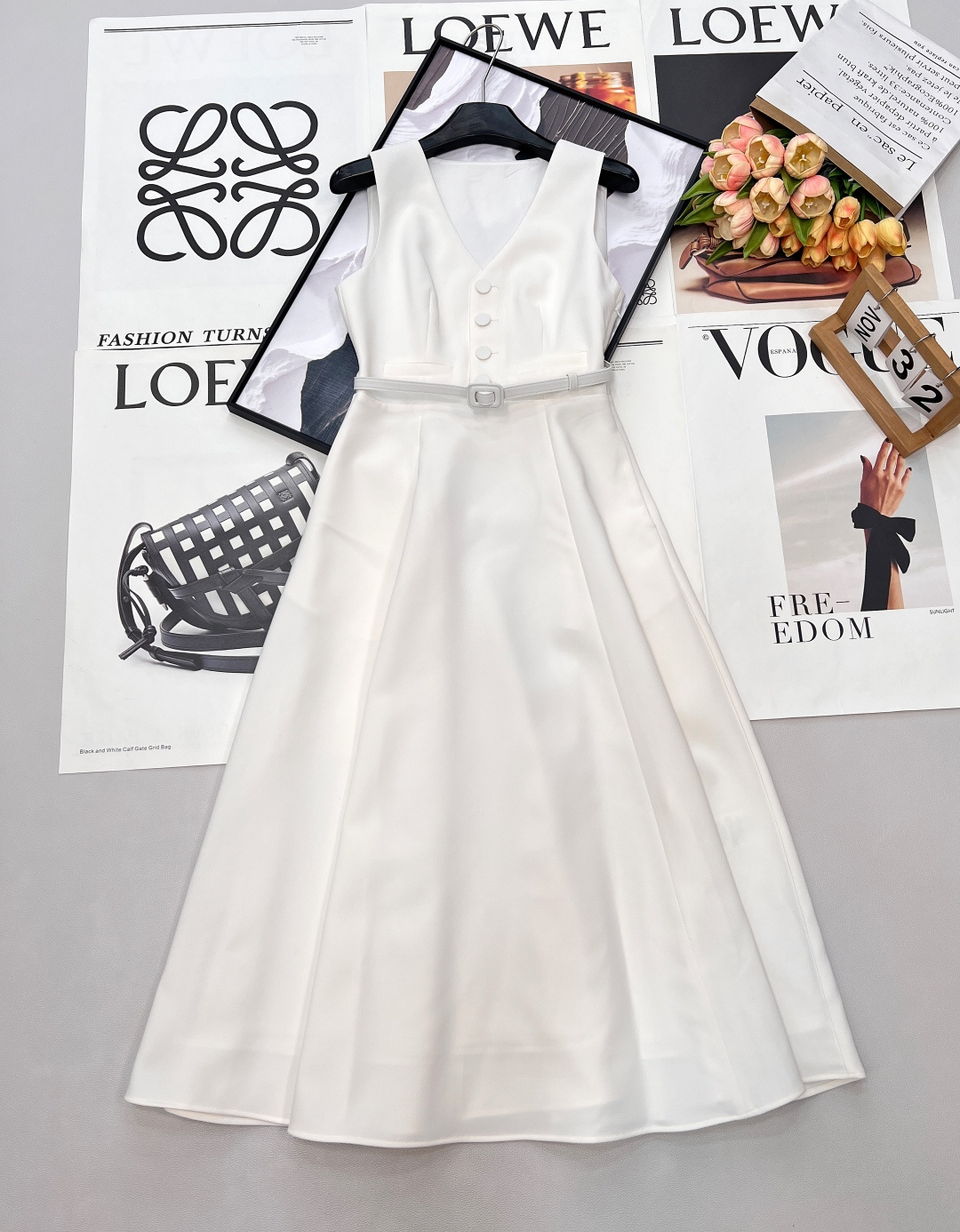 NO:732581,DIOR's new V-neck waistband waistcoat dress has an elegant style and becomes the focus of minimalism. Customized wool blend suit fabric. Design highlights - The neat V-neck is just right and outlines the delicate neck line, with a cool and high-end sense. It visually makes the face smaller and the shoulder line is stretched. - The waistband is decorated with the same color belt, accurately outlines the waistline proportion, and easily creates a three-quarter figure. The skirt sways when walking, hiding the fat and making you appear taller. -  The sleeveless vest version abandons redundant decoration and uses three-dimensional tailoring to create a crisp silhouette. It has a smart aura when commuting in the workplace, and it also reveals a feminine style when going to a banquet. - The texture fabric is made of crisp and drapey high-density fabrics, which has a sinewy feel and is not easy to wrinkle, and the drape feeling when walking shows high quality. Three-color interpretation style - Pure white comes with a soft light filter, which is an elegant gown for weddings and afternoon tea. The clean temperament makes people's hearts beat at a glance. -  Classic black is a timeless all-purpose color that can be easily worn on commutes and dinners. It is low-key and exudes a cool aura that should be kept away from strangers. - The fiery red is perfect for eye-catching, making it the perfect shirt for parties and dates. It is bright and warm and makes you the center of attention. Whether commuting in the workplace, having an afternoon tea date, or attending a dinner or wedding, it can be used perfectly. A dress can unlock N types of styles and is an indispensable 'universal style' in the wardrobe. Complete with three standards and three colors.  Size smlXl code,,dior,skirts,business suit,19860909DIOR新款V领收腰腰带马甲连衣裙,优雅风骨,于极简间自成焦点 定制的羊毛混纺西装面料. 设计亮点 - 利落V领恰到好处的剪裁,勾勒精致颈部线条,自带清冷高级感,视觉上更显脸小、肩线舒展. - 收腰腰带同色系腰带点缀,精准勾勒腰线比例,轻松打造三七分身材,行走间裙摆摇曳生姿,藏住赘肉又显高挑. - 无袖马甲版型摒弃冗余装饰,以立体剪裁塑造挺括廓形,职场通勤自带干练气场,约会赴宴又流露柔媚风情. - 质感面料选用挺括垂坠的高密面料,自带筋骨感不易皱,行走间垂坠感尽显高级品质. 三色诠释风格 - 纯净白自带柔光滤镜,是婚礼、下午茶的优雅战袍,干净气质让人一眼心动. - 经典黑永不过时的万能色,通勤、晚宴轻松驾驭,低调中透着生人勿近的冷艳气场. - 炽热红吸睛度满分,是派对、约会的战袍,明媚热烈,让你成为全场视觉中心. 无论是职场通勤、下午茶约会,还是出席晚宴、婚礼,它都能完美胜任. 一件裙装,解锁N种风格,是衣橱里不可缺少的“万能气质款”.三标齐全,三色出 尺码smlXl 编码,,dior,skirts,business suit,,Women's clothing