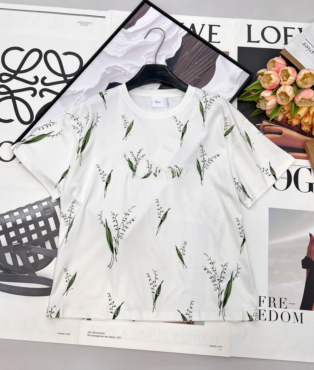 NO:733151,DIOR's new all-over embroidered lily-of-the-valley T-shirt, Spring Lily of the Valley, is overflowing with romance. It is made of soft off-white with a fresh lily-of-the-valley print all over, as if you are wearing a spring garden on your body. The exquisite embroidered logo on the chest low-key echoes the brand's texture, giving the simple T-shirt a unique recognition. It is made of breathable and skin-friendly high-count cotton fabrics, soft and comfortable to the touch, and suitable for the changeable weather in spring.  The loose silhouette is not flattering on your body shape. Whether it is paired with jeans to create a relaxed feeling for everyday use, or combined with a skirt to create French elegance, it can be the finishing touch to brighten the look. Three standards are complete, and large quantities are shipped. Sizes sml code, dior, skirts, jeans, tees, t-shirt,19860909DIOR新款满印铃兰花绣花T恤,春日铃兰,浪漫满溢,以柔和米白为底,满印清新铃兰印花,仿佛将春日花园穿在身上. 胸前的精致刺绣logo低调呼应品牌质感,让简约T恤拥有了独特的辨识度. 精选透气亲肤的高支棉面料,触感柔软舒适,适配春日多变的天气. 宽松廓形不挑身形,无论是搭配牛仔裤打造松弛感日常,还是与半裙组合营造法式优雅,都能成为点亮造型的点睛之笔.三标齐全,大货出 尺码sml 编码,,dior,skirts,jeans,tees，t-shirt,,Women's clothing
