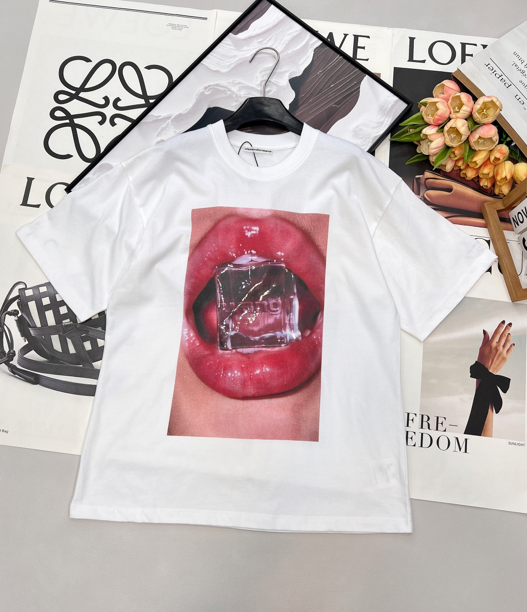 NO:733189,Alexander Wang's iconic red lip printed short-sleeved T-shirt is bold and eye-catching. The collision of ice cubes and red lips brings a sexy and cool tension, instantly igniting the warm atmosphere of the entire summer. The loose oversize version is super friendly to all body shapes. It can be worn casually and loosely, and can be worn with missing bottoms to lengthen the proportions, easily creating a street hot girl style.  Made of heavyweight pure cotton fabric, the texture is thick and crisp, and the printing is firm and not easy to deform. It can be paired with jeans, cycling pants or short skirts every day and it can instantly look brilliant. It is a must-have item to attract attention on the street and take photos. Three standards are complete, and large quantities are shipped. Sizes sml code, versace, skirts, jeans, T-shirt, tees, t-shirt,19860909Alexander Wang标志性的红唇印花短袖T恤,大胆又吸睛.冰块与红唇的碰撞,自带性感又带点酷感的张力,瞬间点燃整个夏日的热烈氛围. 宽松oversize版型,对各种身形都超级友好,既能穿出随性松弛感,又能通过下衣失踪的穿法拉长比例,轻松打造街头辣妹风. 采用重磅纯棉面料,质感厚实挺括,印花牢固不易变形,日常搭配牛仔裤、骑行裤或短裙都能瞬间出彩,是出街吸睛、拍照出片的必备单品.三标齐全,大货出 尺码sml 编码,,versace,skirts,jeans,T-shirt,tees，t-shirt,,Women's clothing