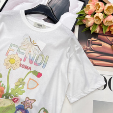 🆕FENDI 新款字母花卉印花短袖T恤,邂逅夏日浪漫,从这件FENDI开始。 以纯净白为底,手绘感的缤纷 🆕FENDI 新款字母花卉印花短袖T恤,邂逅夏日浪漫,从这件FENDI开始。 以纯净白为底,手绘感的缤纷
