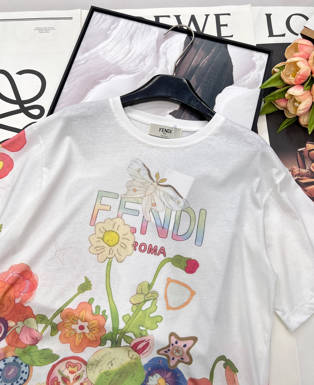 🆕FENDI 新款字母花卉印花短袖T恤,邂逅夏日浪漫,从这件FENDI开始。 以纯净白为底,手绘感的缤纷 🆕FENDI 新款字母花卉印花短袖T恤,邂逅夏日浪漫,从这件FENDI开始。 以纯净白为底,手绘感的缤纷