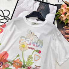🆕FENDI 新款字母花卉印花短袖T恤,邂逅夏日浪漫,从这件FENDI开始。 以纯净白为底,手绘感的缤纷 🆕FENDI 新款字母花卉印花短袖T恤,邂逅夏日浪漫,从这件FENDI开始。 以纯净白为底,手绘感的缤纷